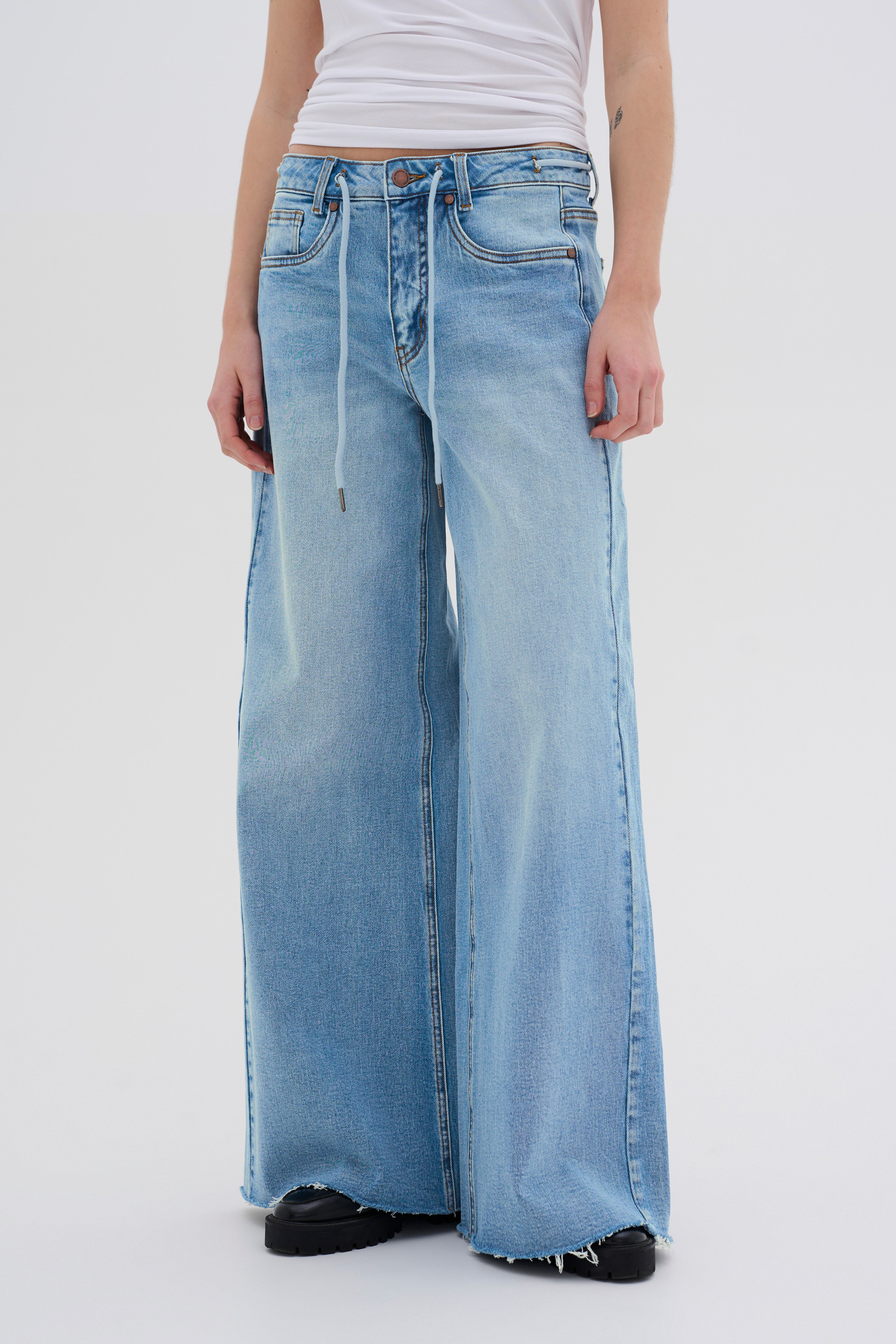 DangoMW Jeans LOOKBOOK FRONT 10704777-100046