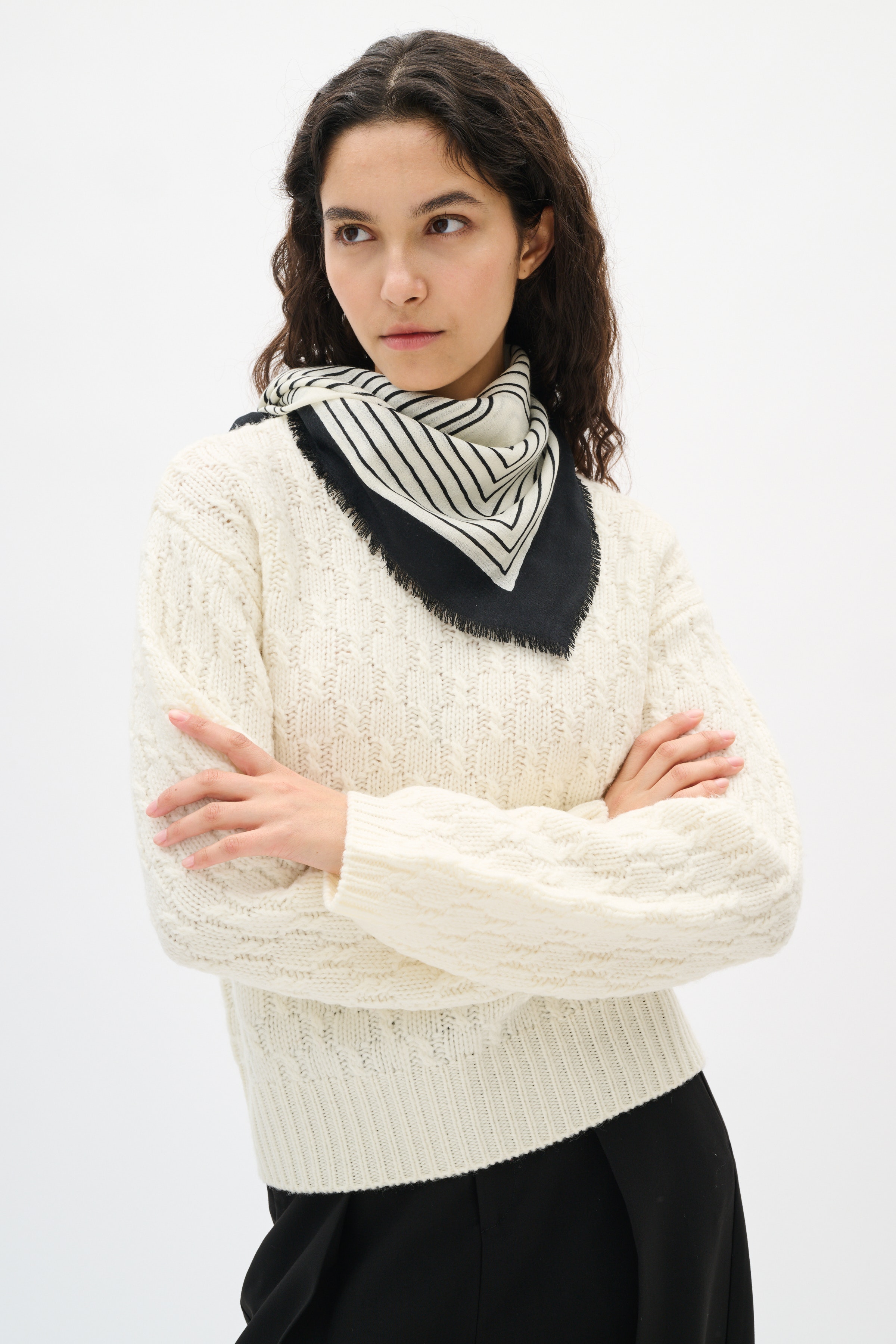 AmiIW Scarf LOOKBOOK FRONT 30110773-110701