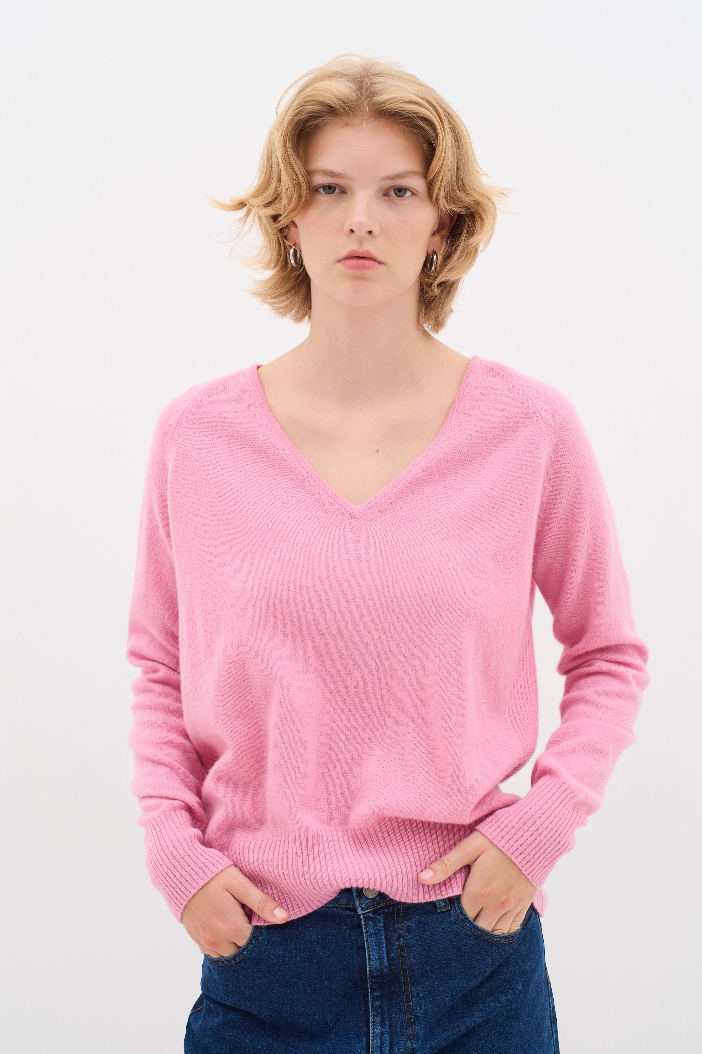 Lukka V-neck Cashmere Pullover LOOKBOOK FRONT 30104240-162215