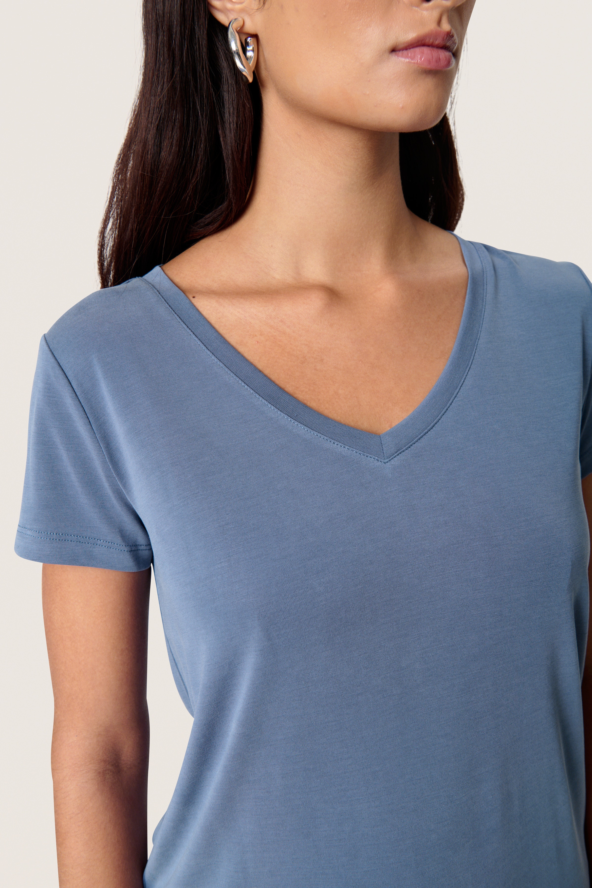 SLColumbine V-neck T-shirt LOOKBOOK DETAIL 30404284-183921