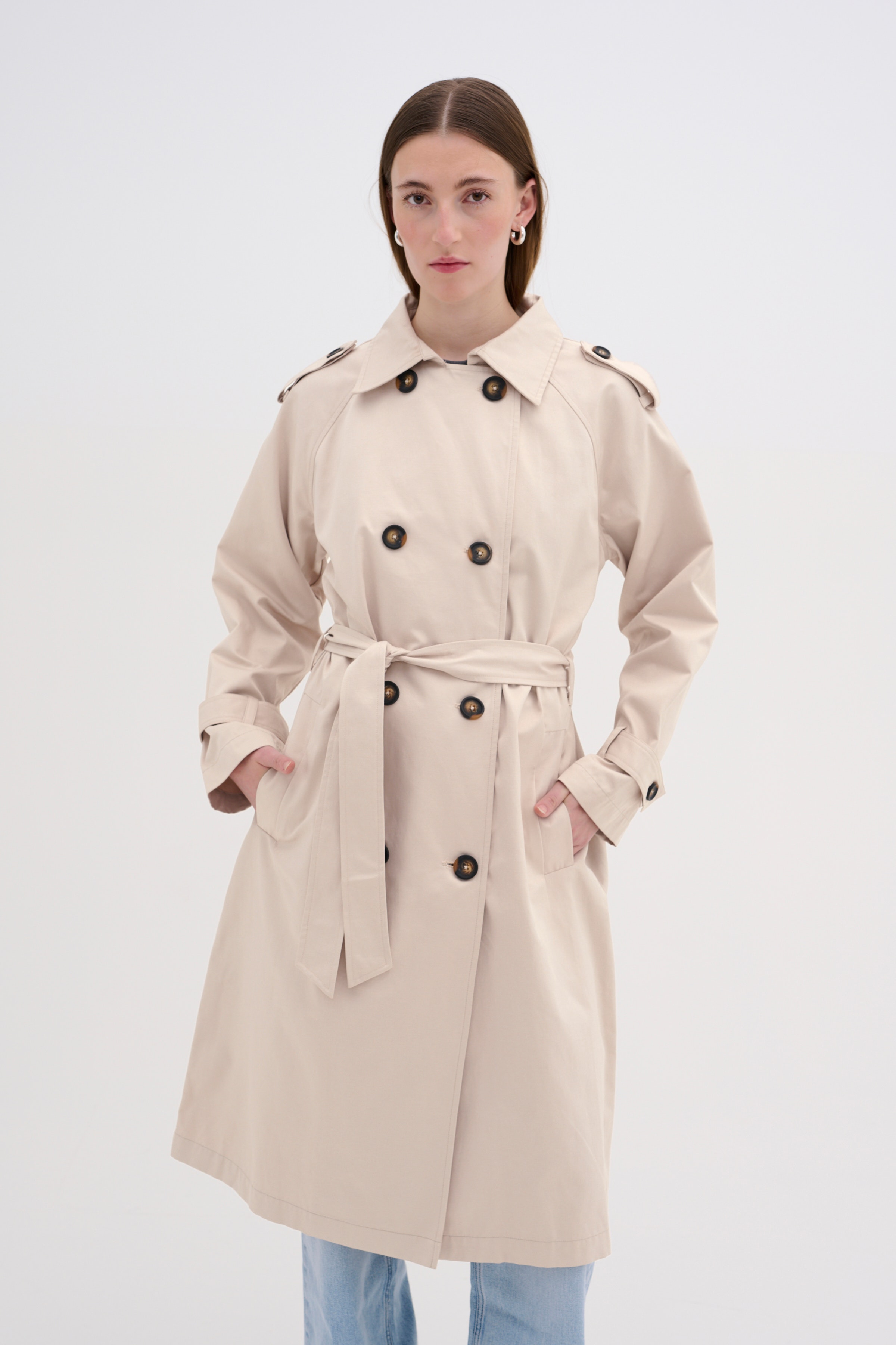 MiraMW Trenchcoat LOOKBOOK FRONT 10704212-130401