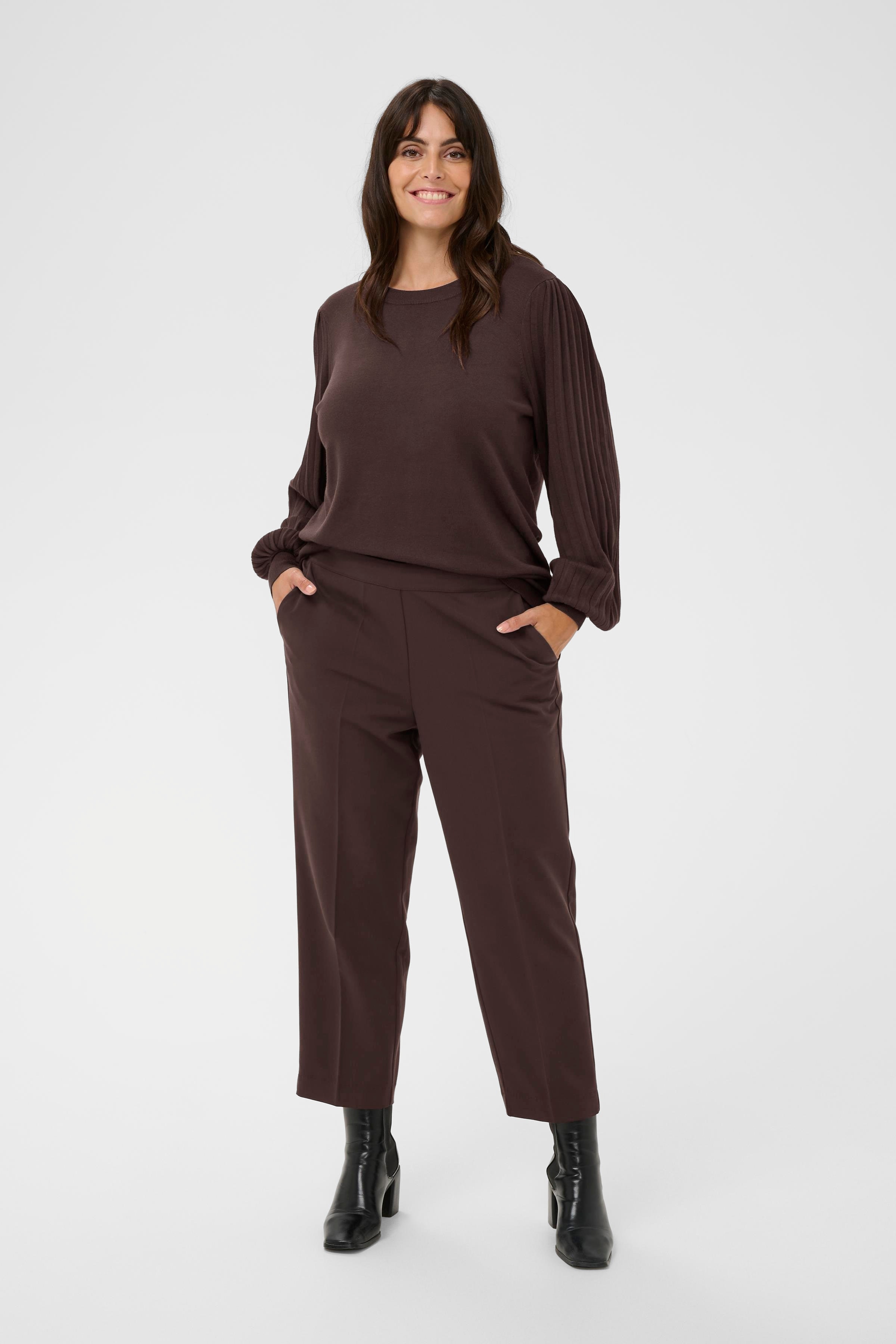 KCsakira Cropped Hose LOOKBOOK FRONT 10580650-191111