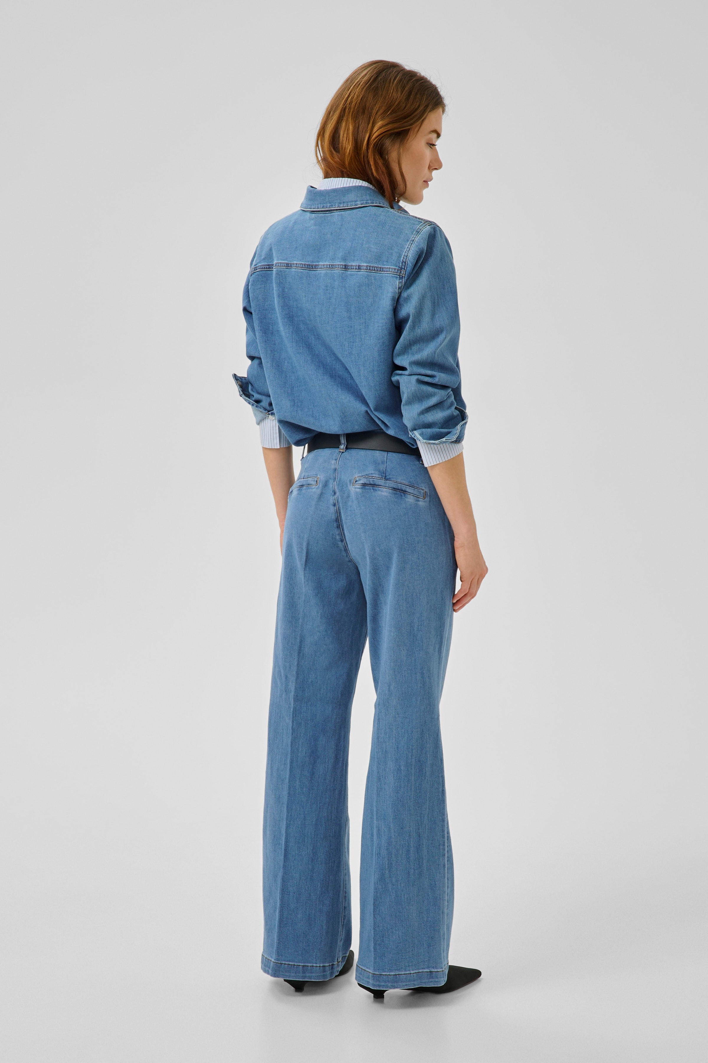 30 THE LARA 115 PANT LOOKBOOK BACK 10705210-100053