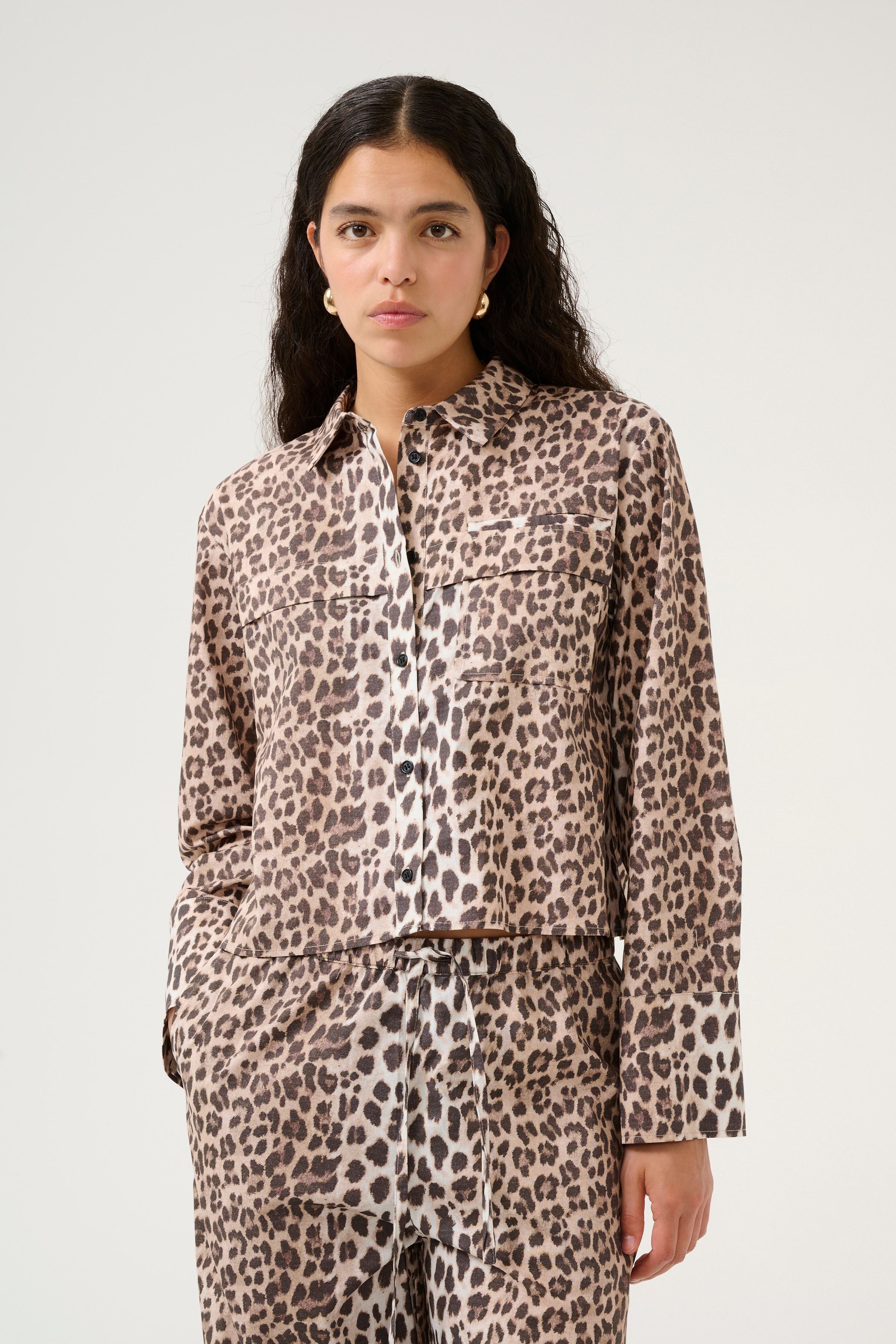 KBUlrike Leopardskjorta LOOKBOOK FRONT 10105353-107325