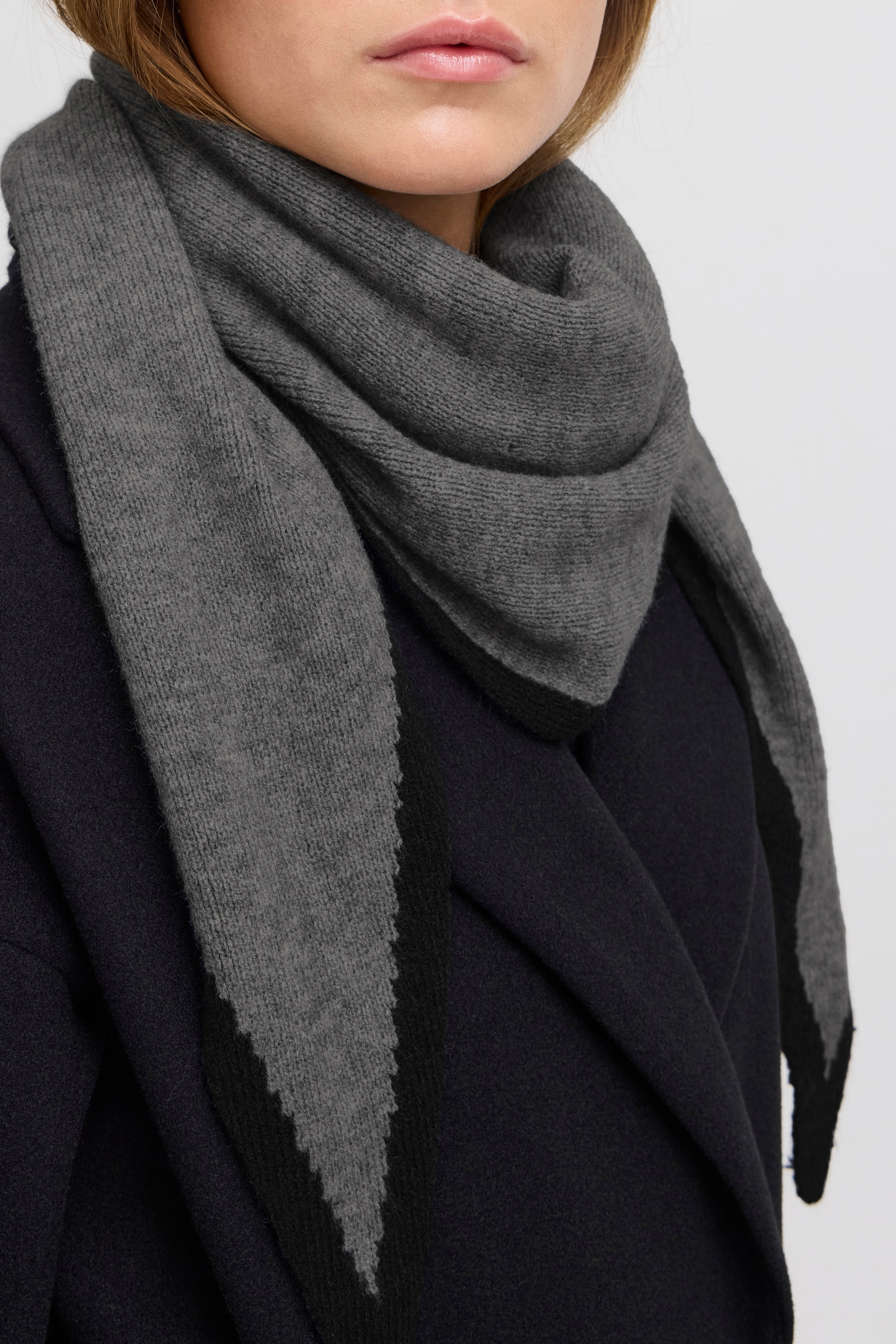 IAOLEGA Skjerf LOOKBOOK FRONT 20121690-200422