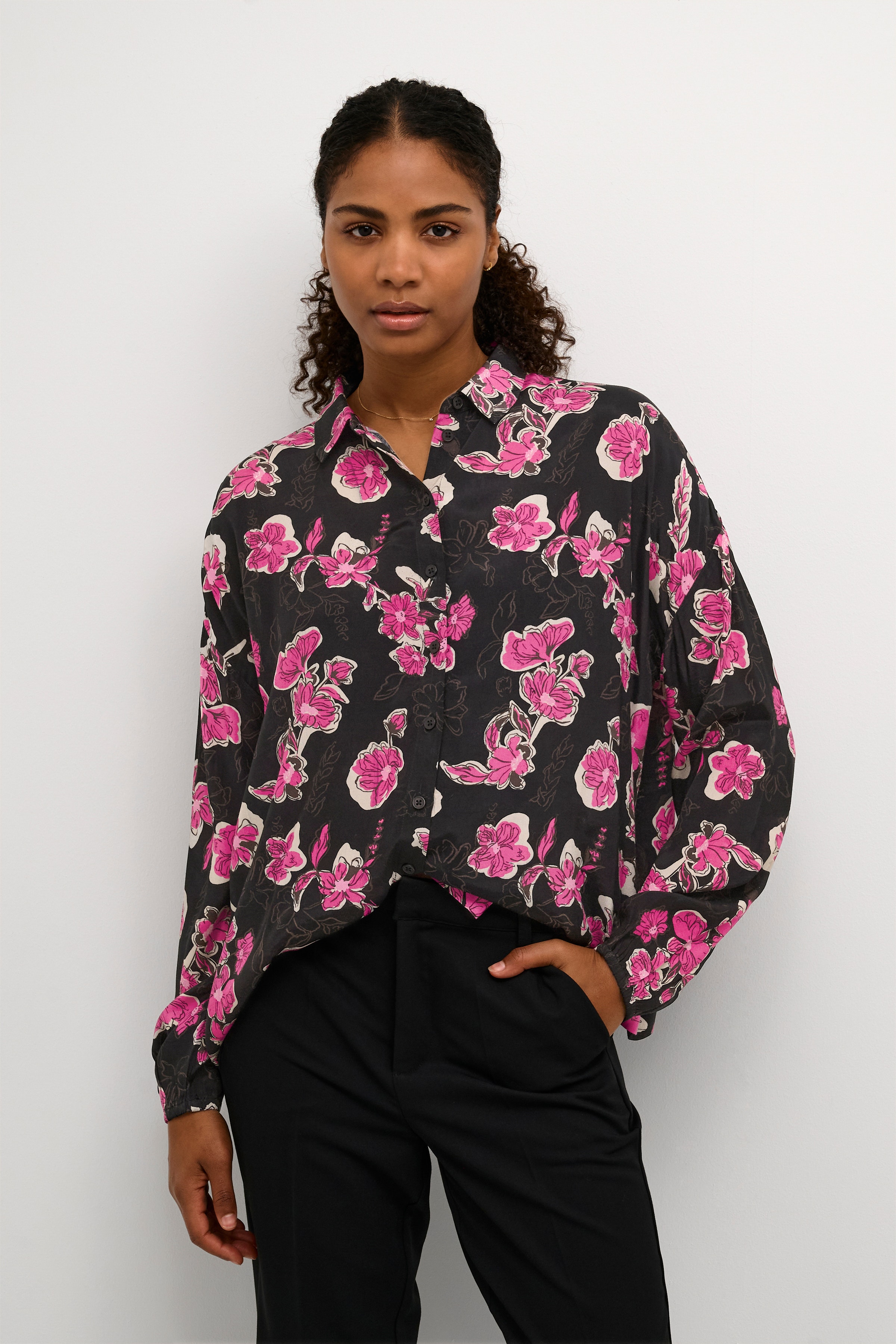 KApollie Shirt LOOKBOOK FRONT 10507800-104811