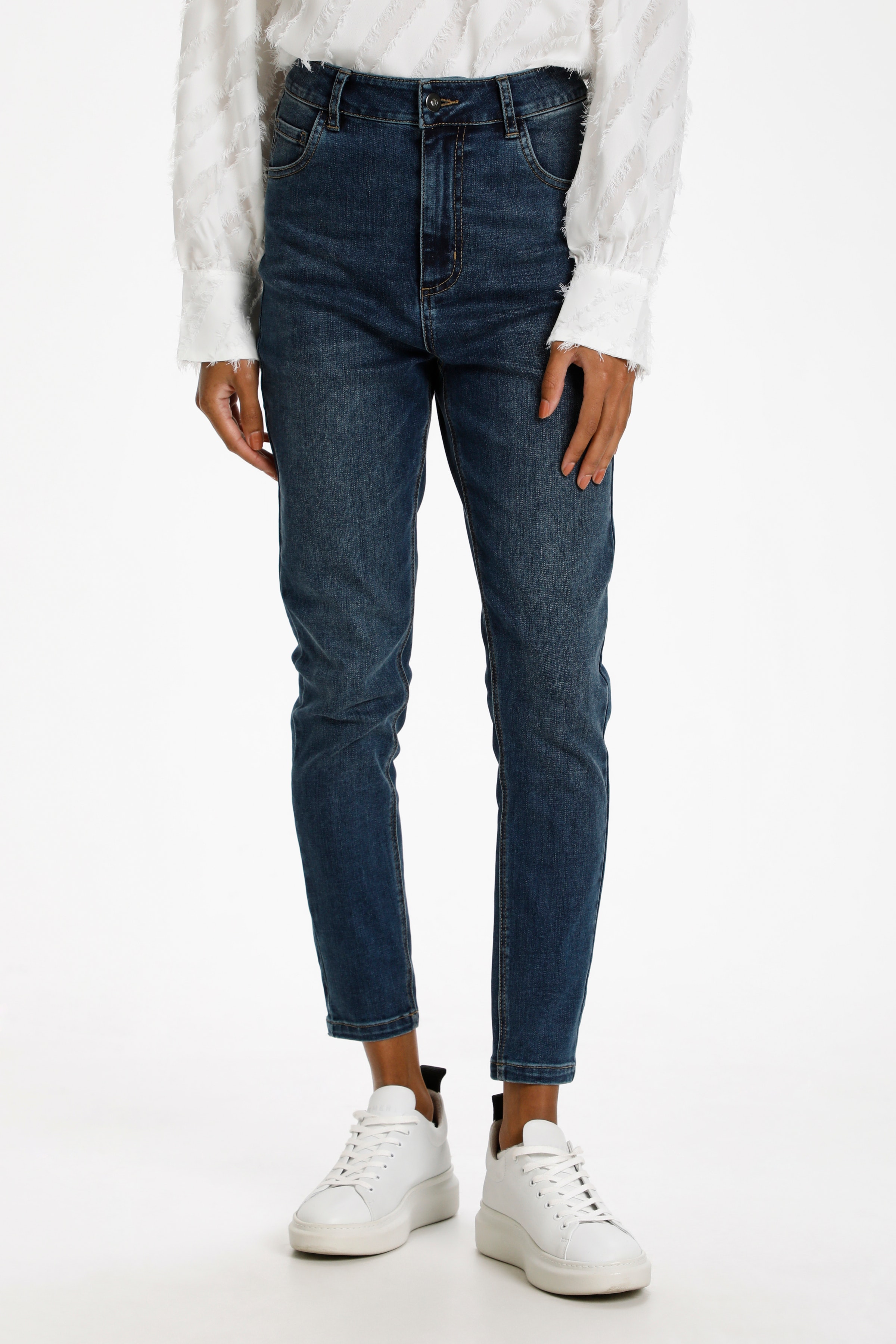 KAriana HW Cropped Jeans LOOKBOOK FRONT 10505602-100316