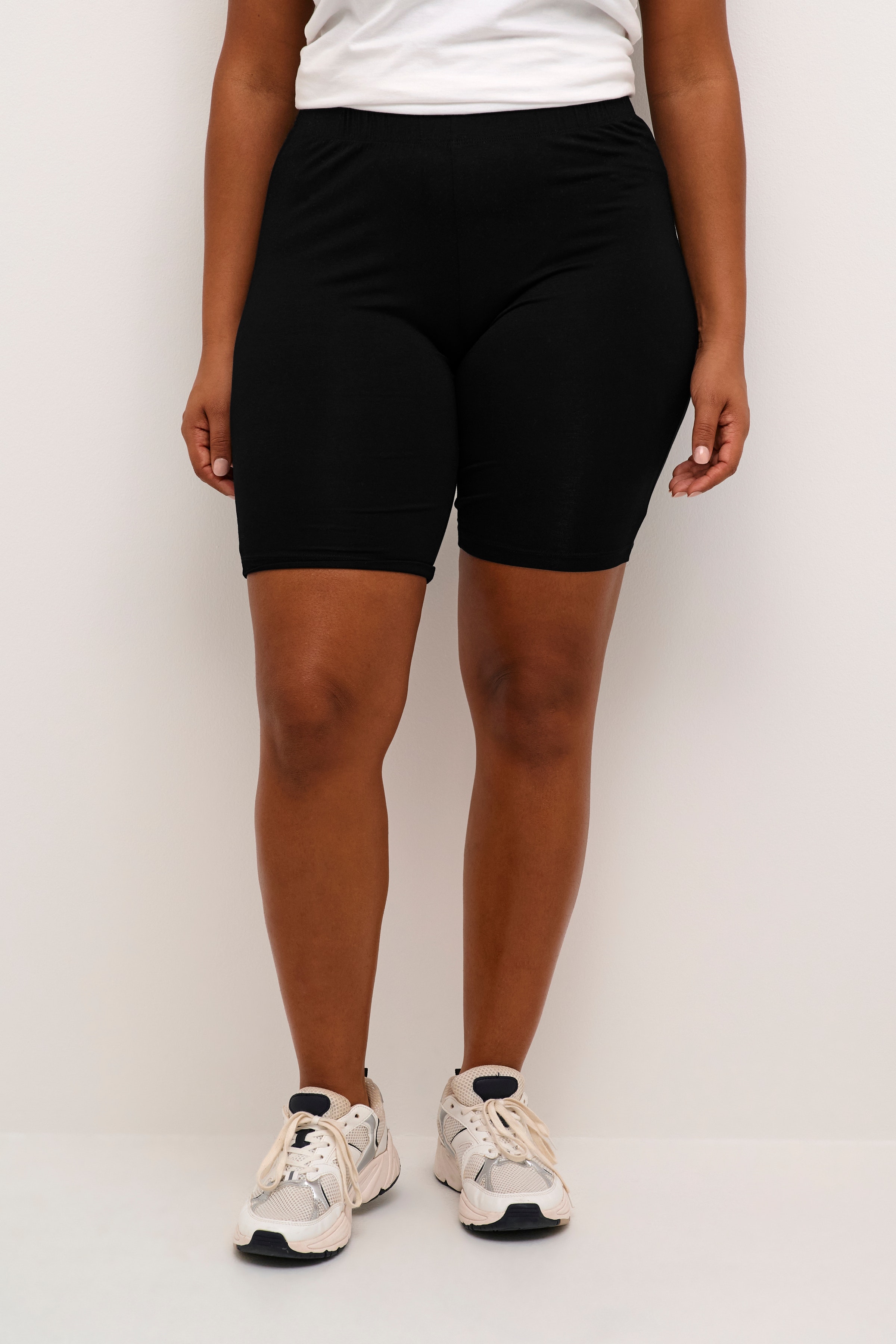 KCjena Shorts LOOKBOOK FRONT 10582093-100121