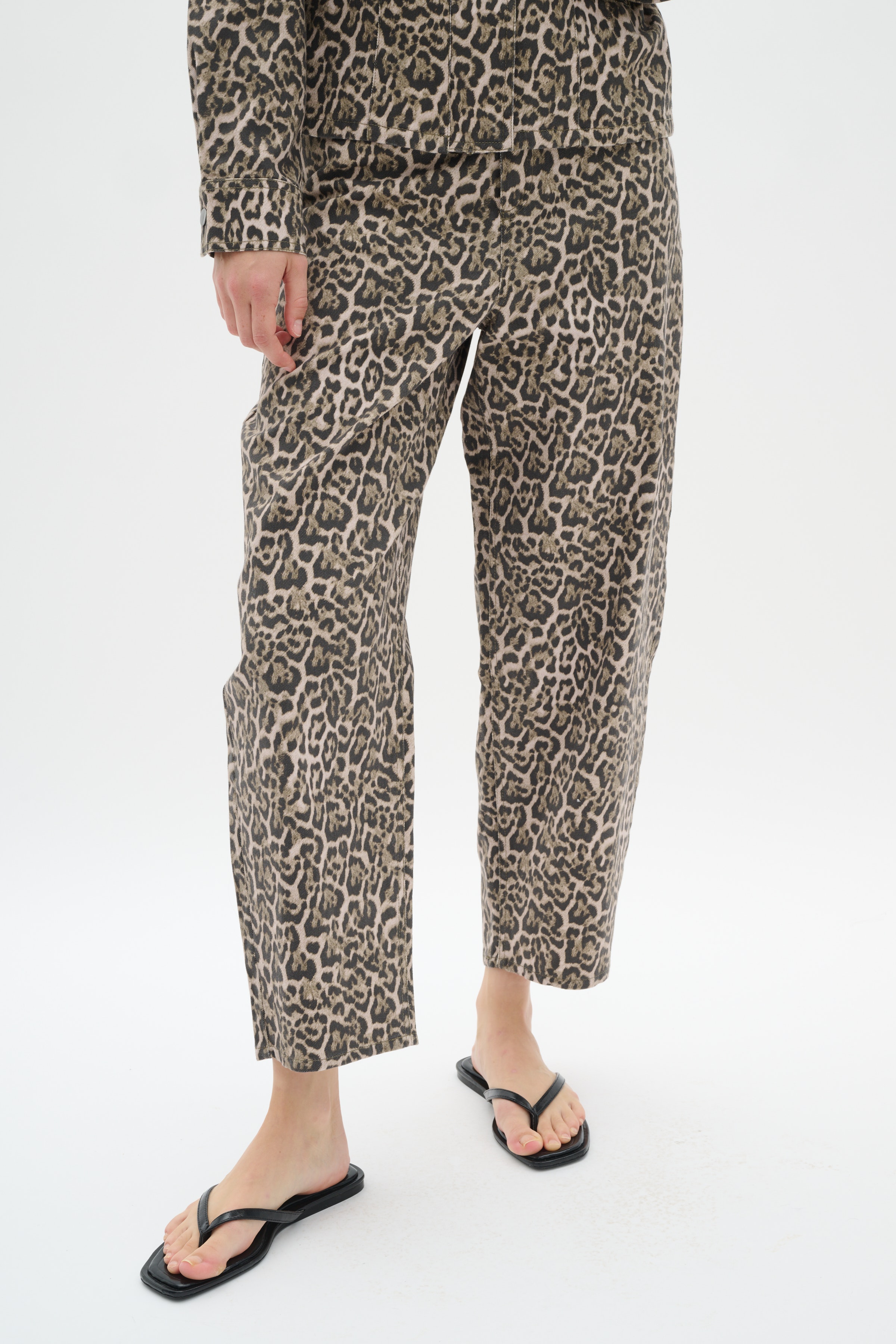 RiverIW leopard Jeans LOOKBOOK FRONT 30110453-300824