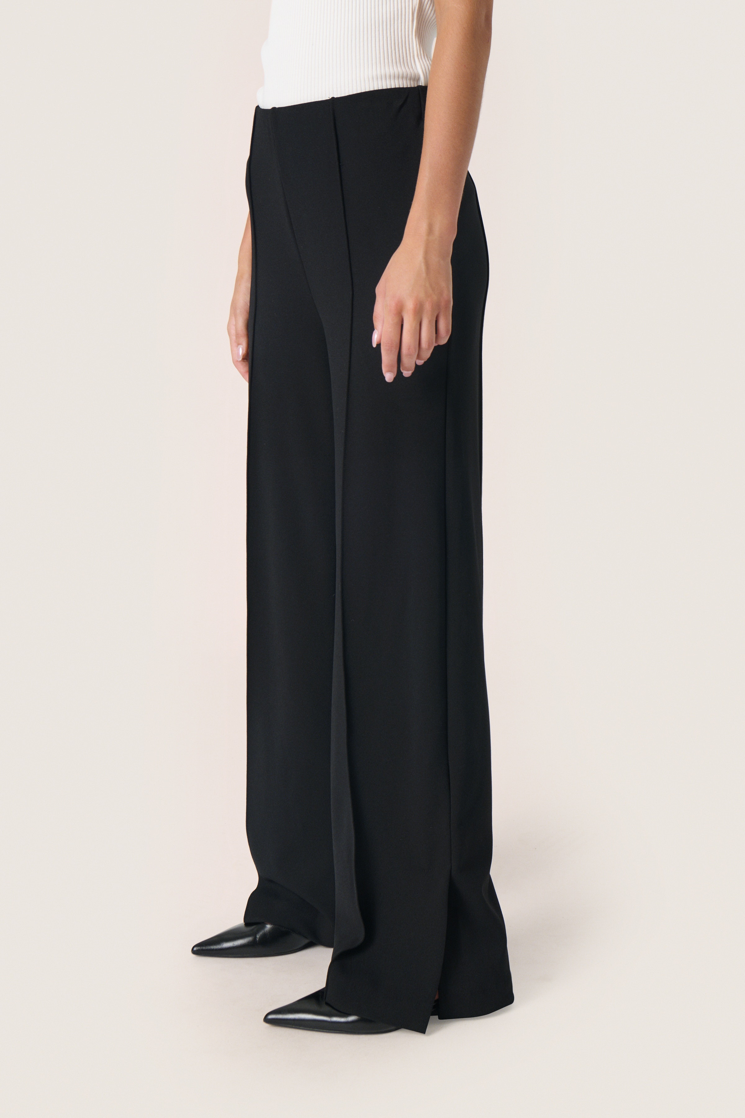 SLBea Trousers LOOKBOOK FRONT 30407618-194008