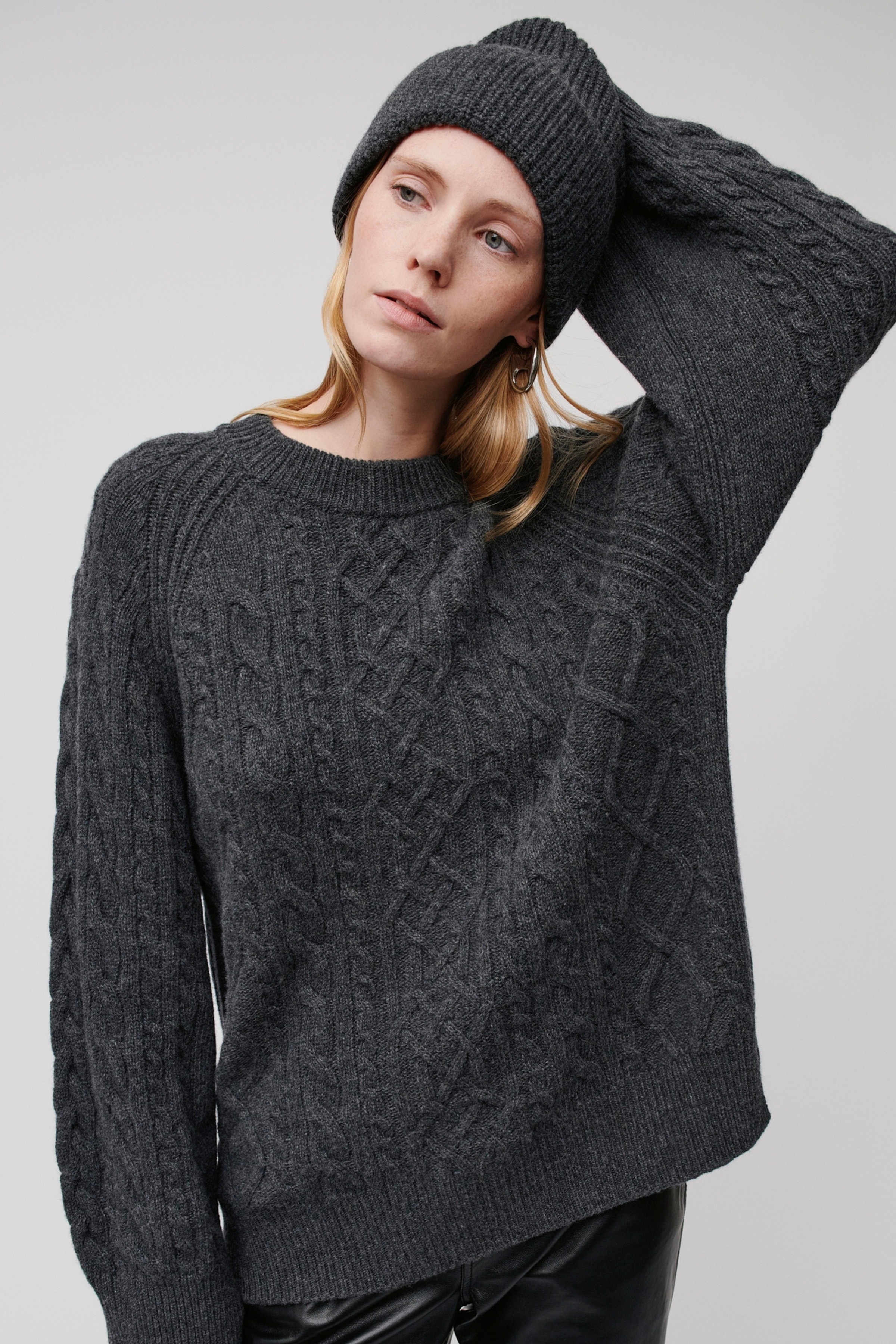 AMBER BEANIE LOOKBOOK FRONT 30600716-GY949