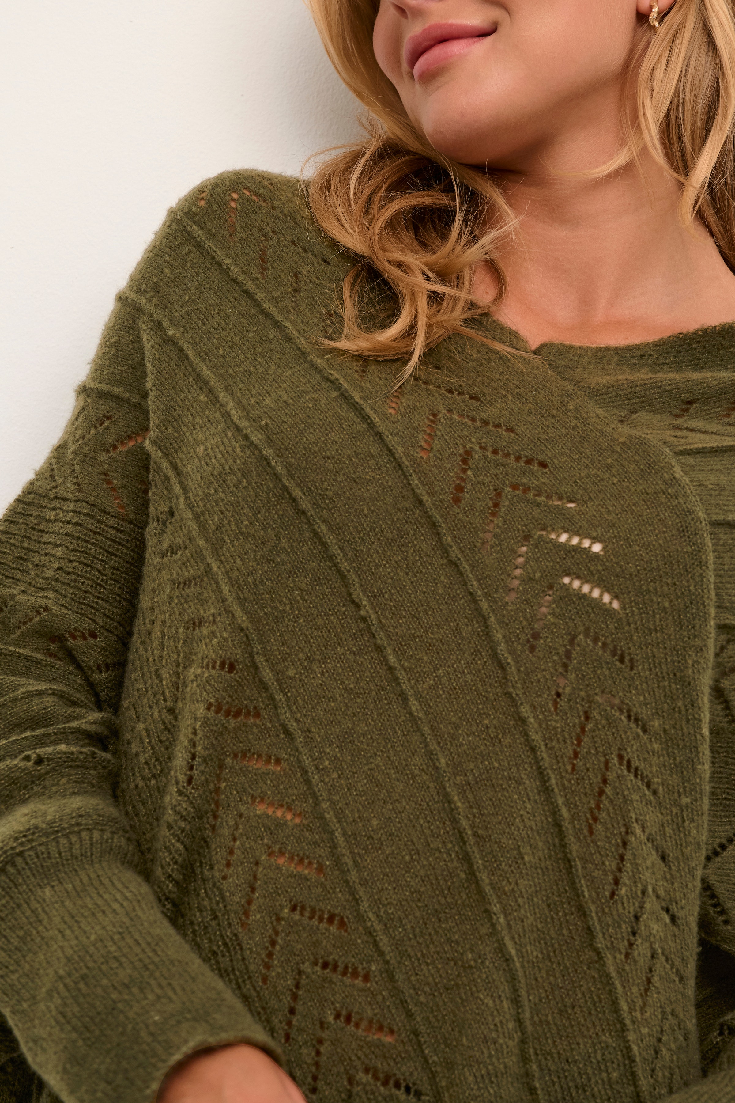 CRHoliday Poncho LOOKBOOK DETAIL 10610828-190413