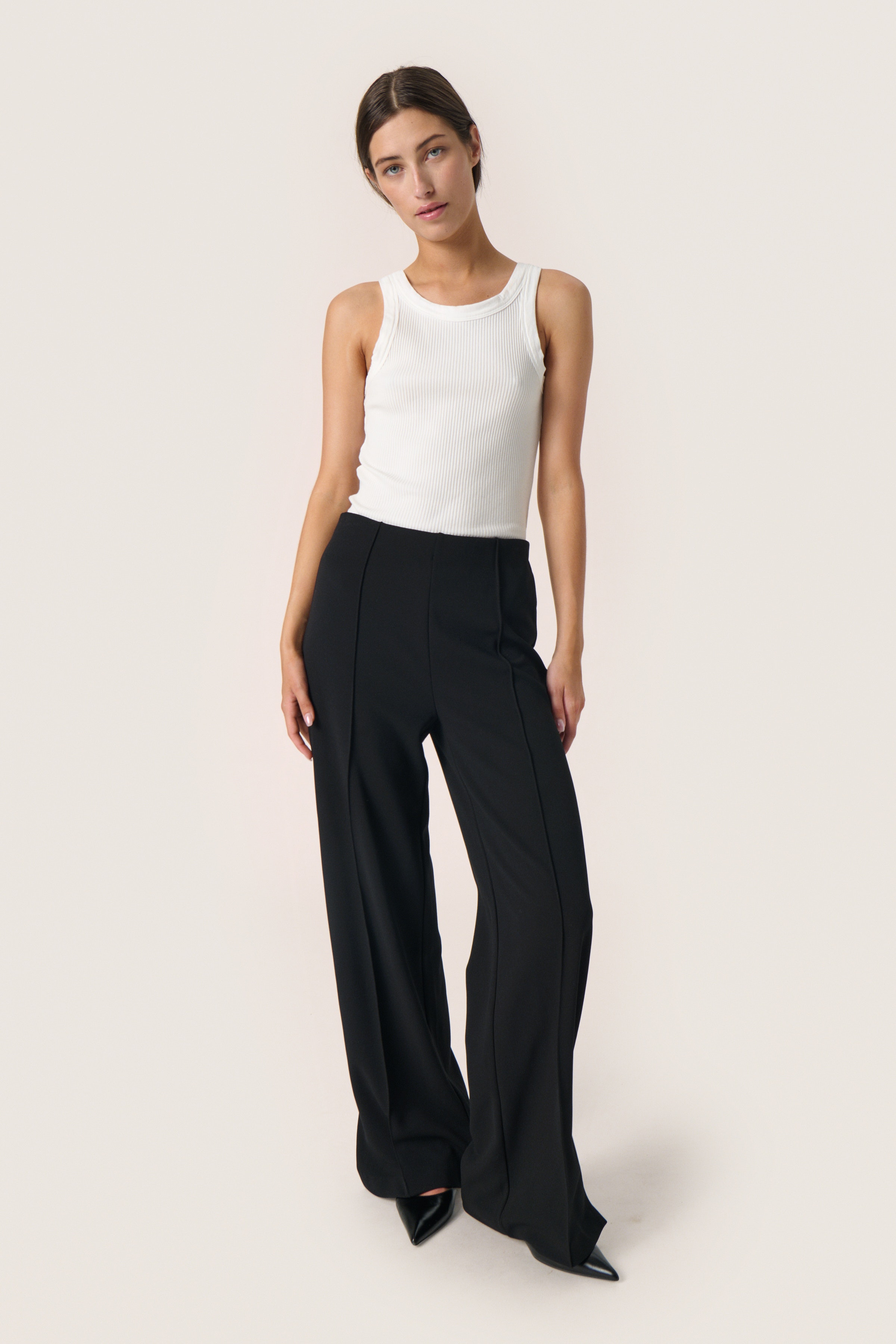 SLBea Trousers LOOKBOOK FRONT 30407618-194008