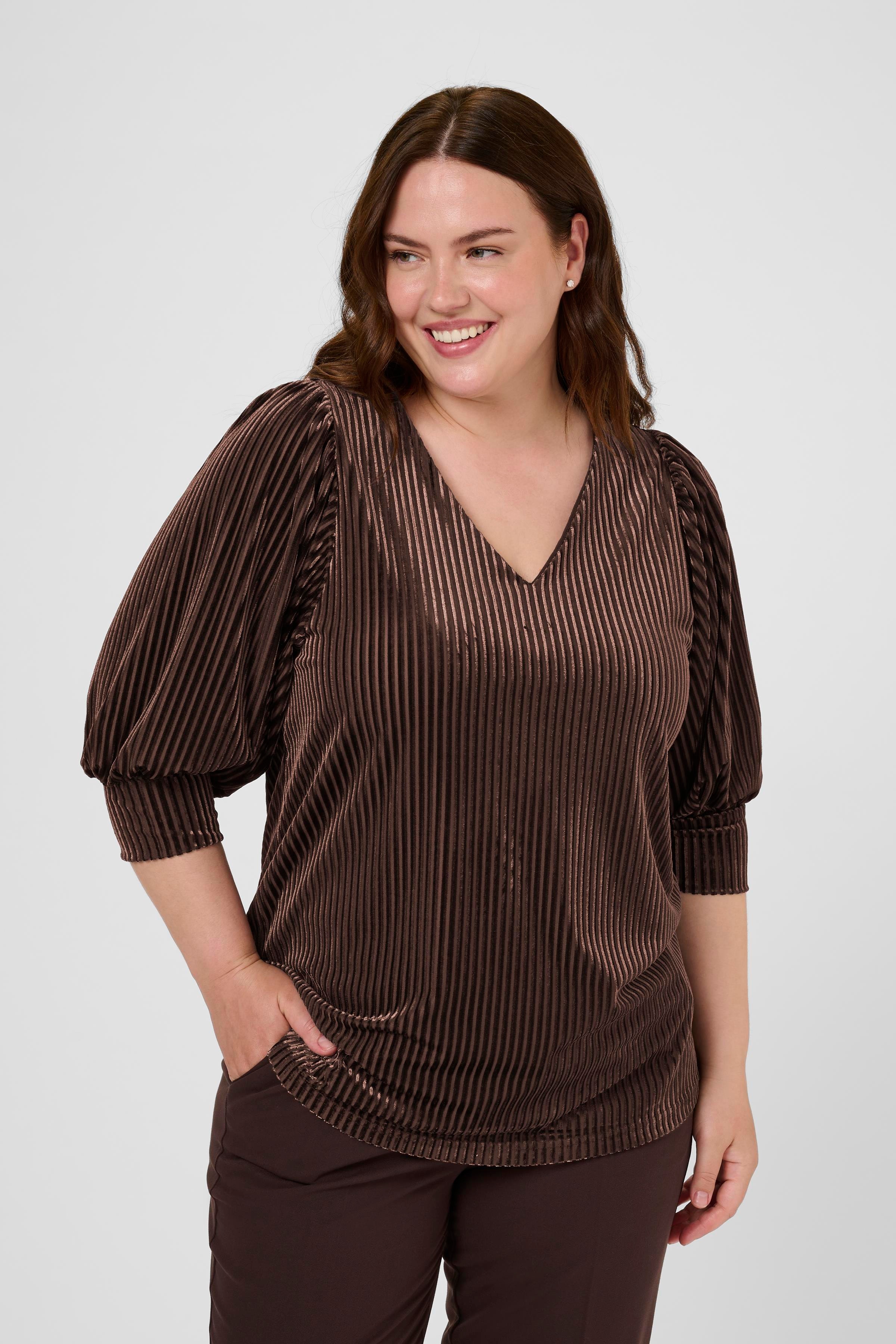 KCcacanna Velourbluse LOOKBOOK FRONT 10581210-191111