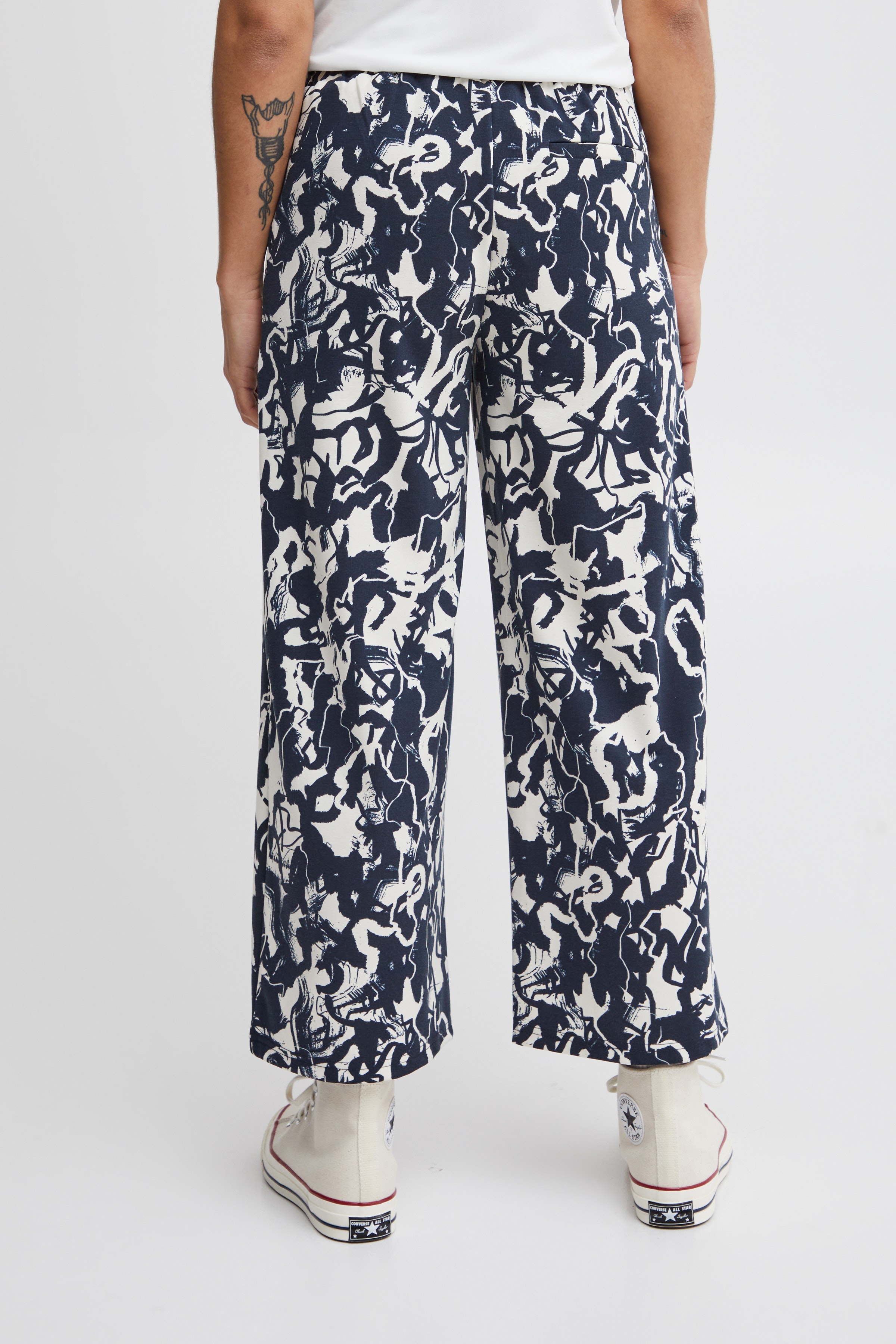 IHKATE Hose LOOKBOOK BACK 20118571-194010