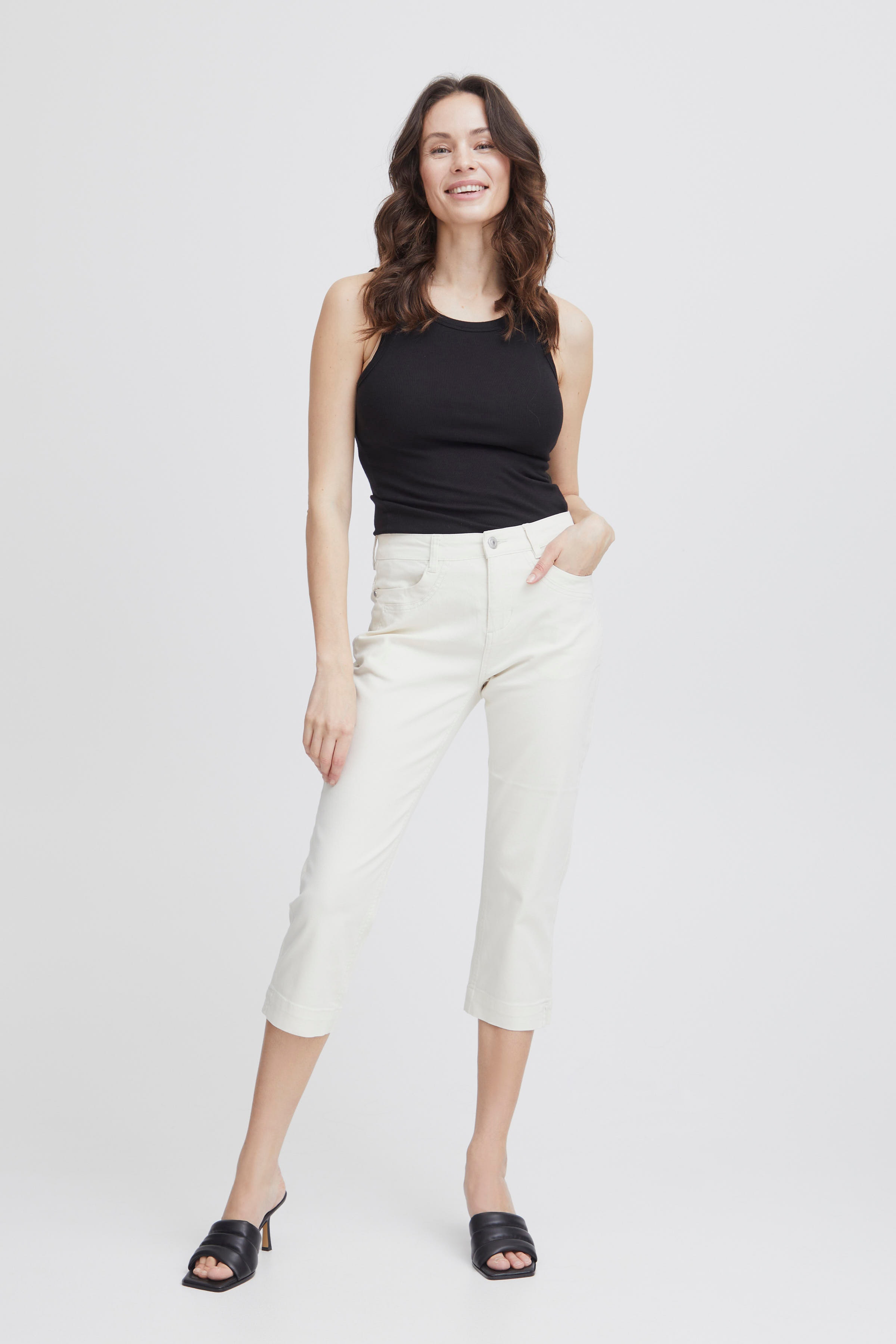 FRFOTWILL Caprihose LOOKBOOK FRONT 20610424-120602
