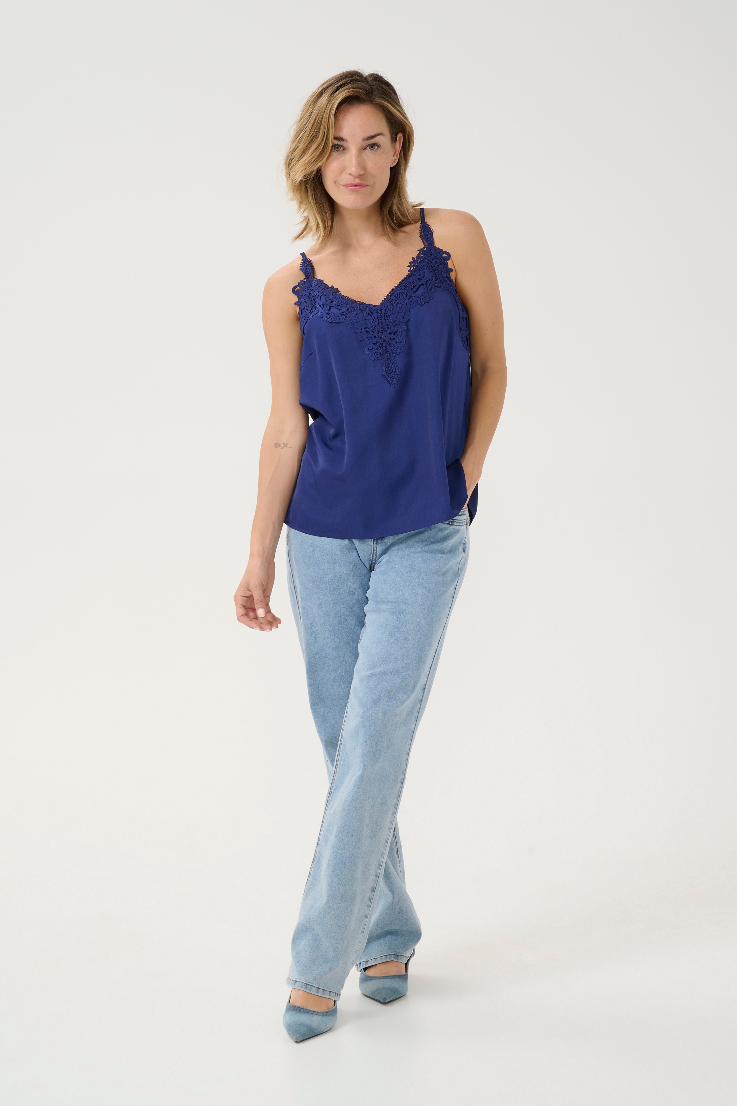 CRAnna Top LOOKBOOK FRONT 10611224-193937