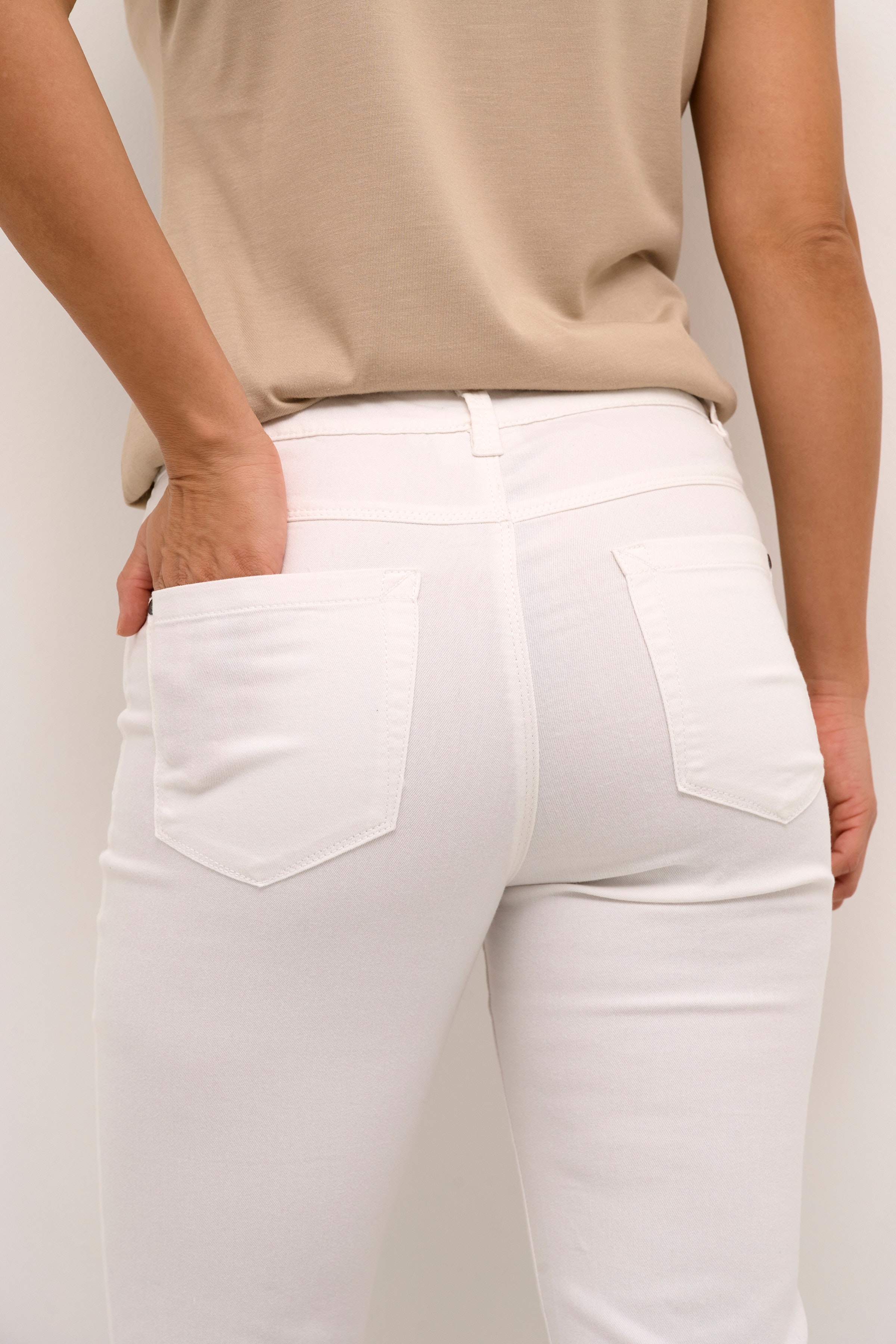 KAzelina Capri pants LOOKBOOK DETAIL 10506525-110602