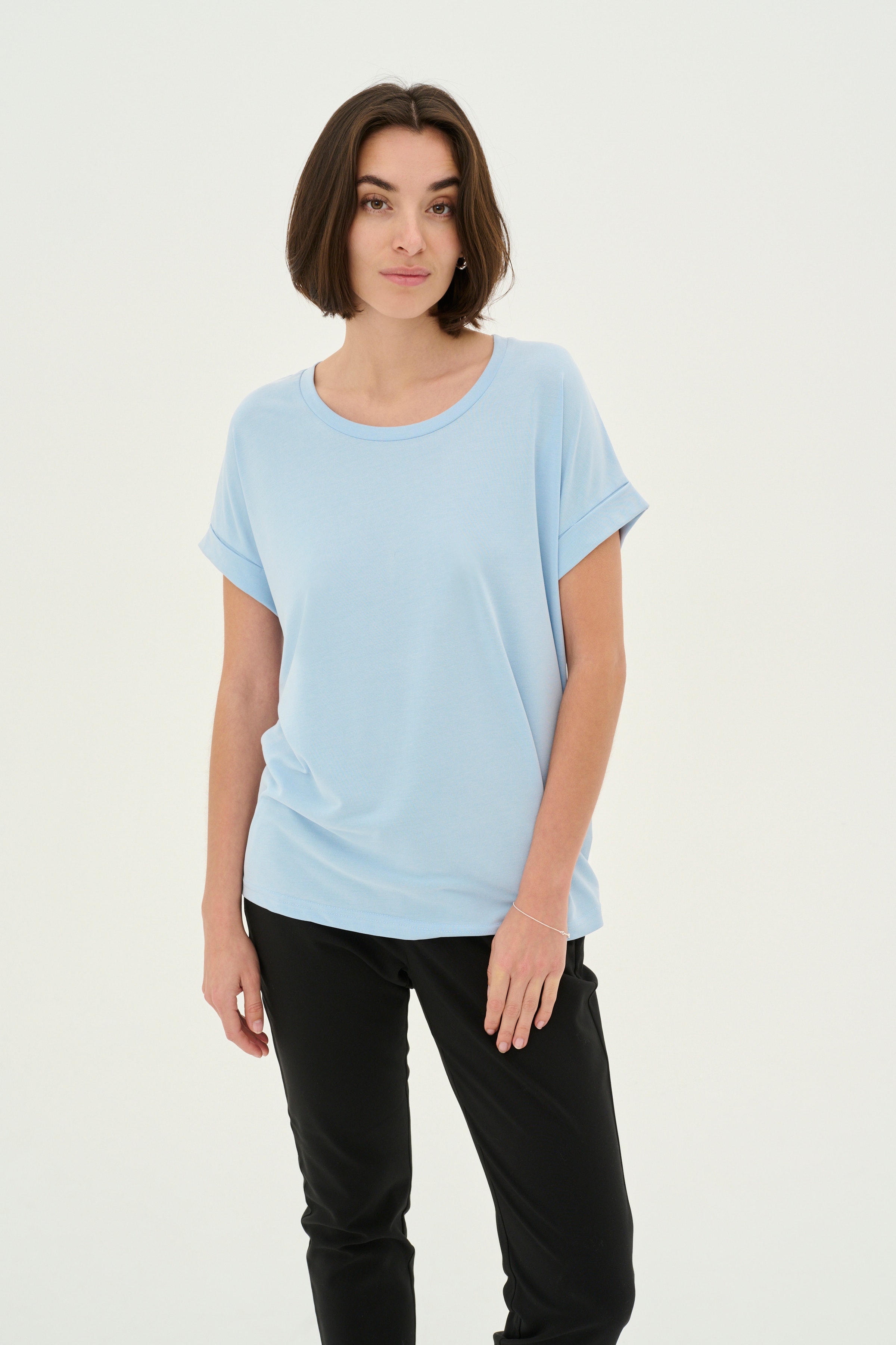 Kajsa T-shirt LOOKBOOK FRONT 50103468-5103392