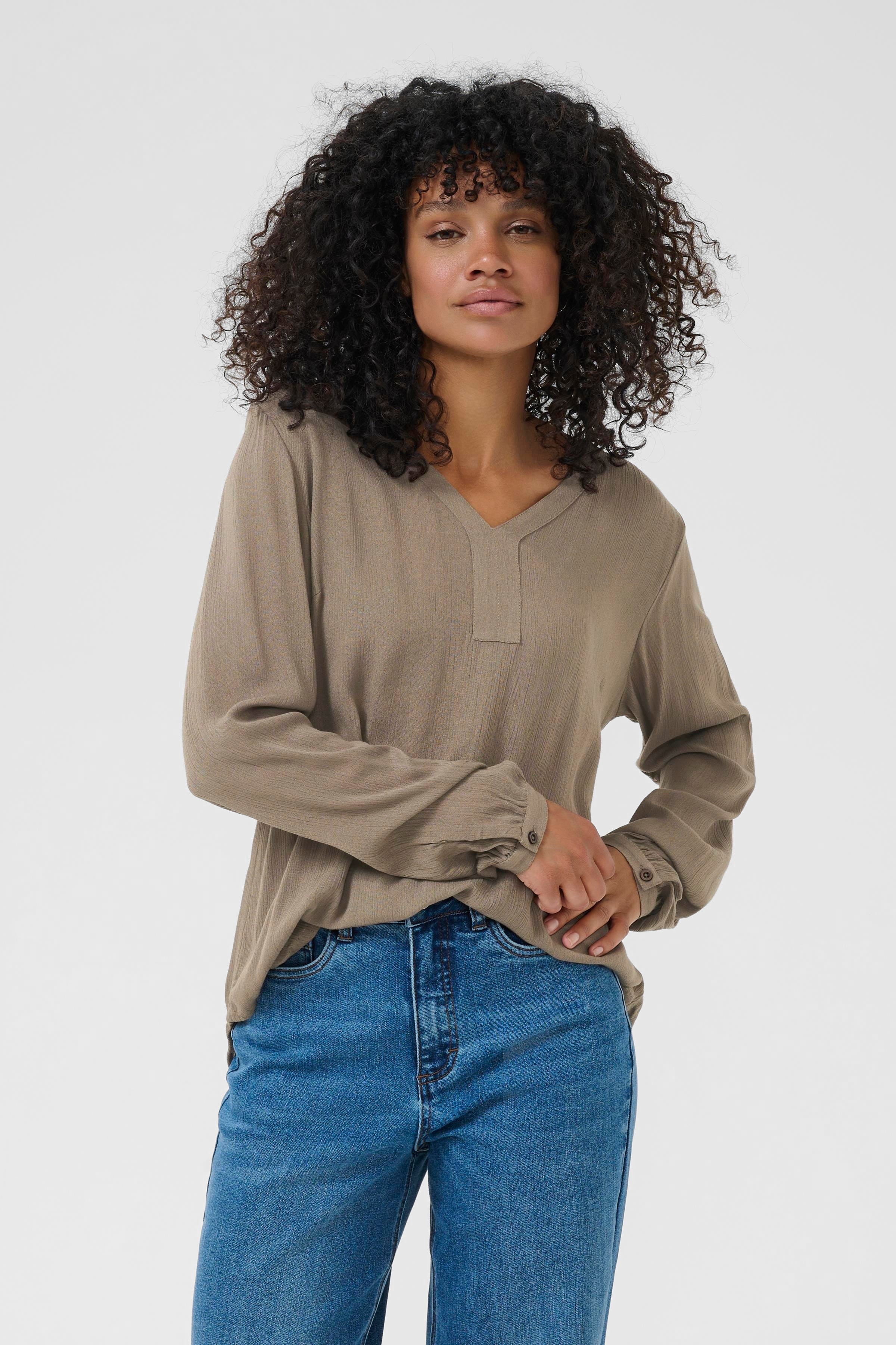 KAamber Blouse LOOKBOOK FRONT 501032-190808