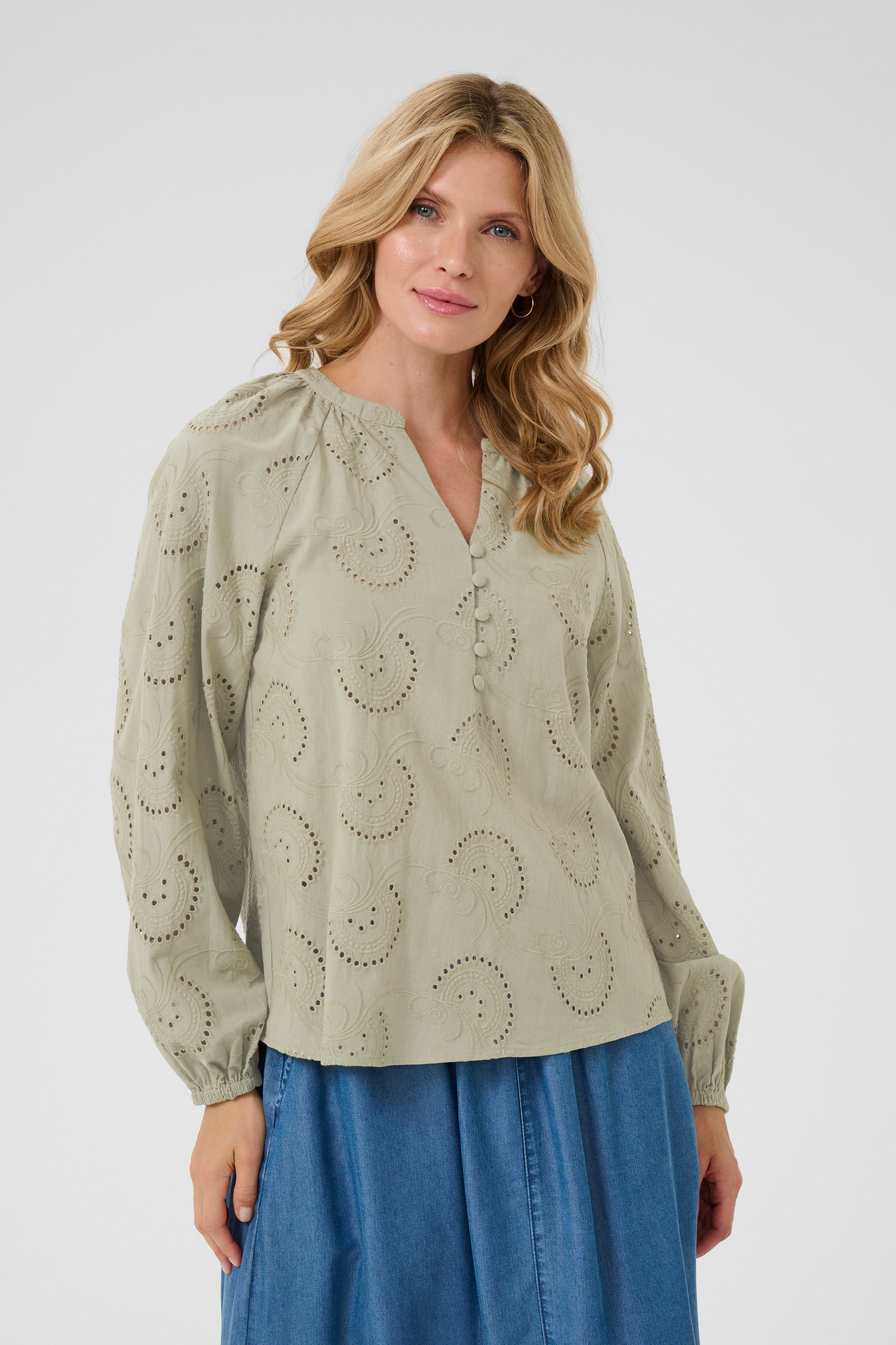 CRDelia Blouse LOOKBOOK FRONT 10613324-160213