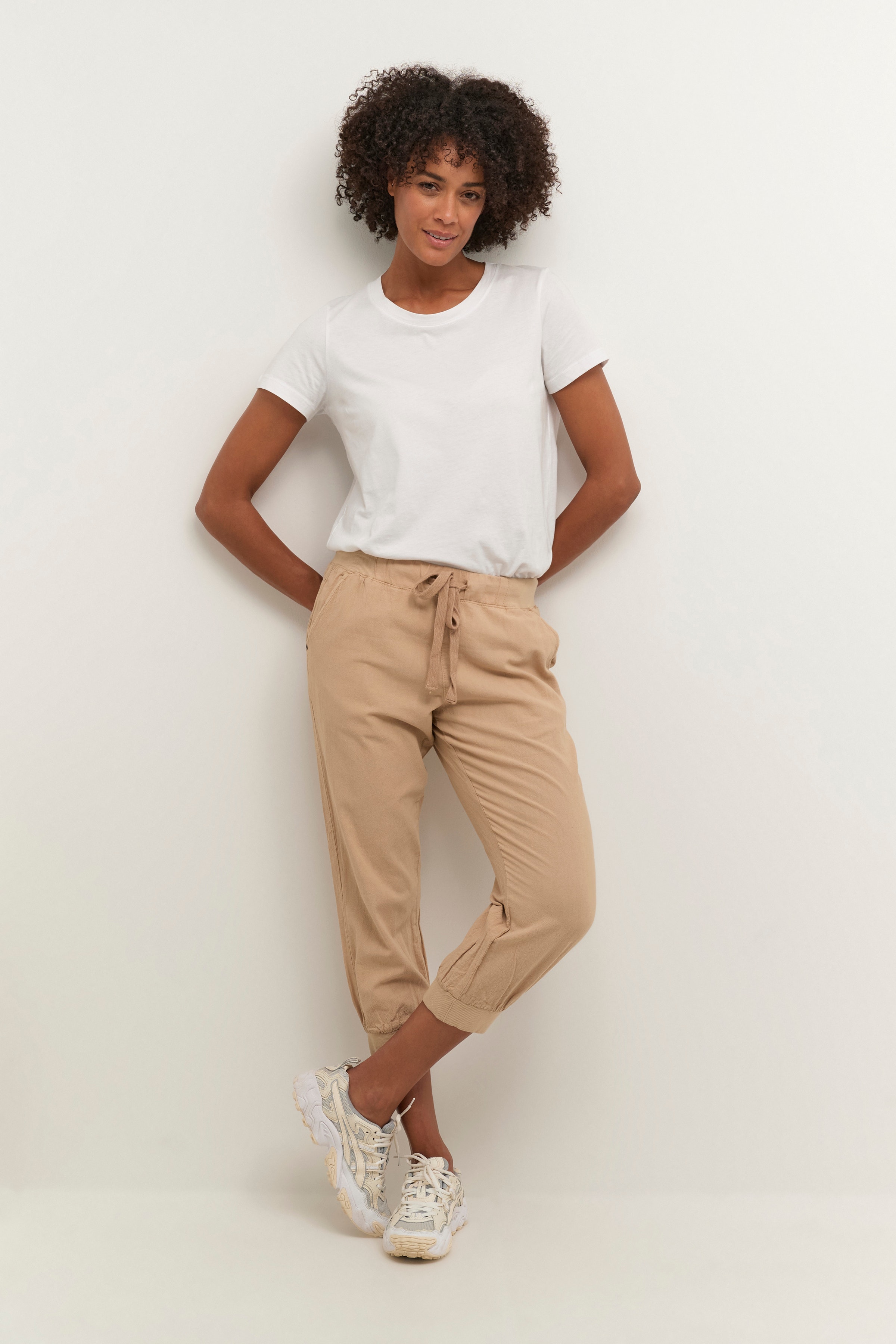 Naya Capri pants LOOKBOOK FRONT 10502803-101239