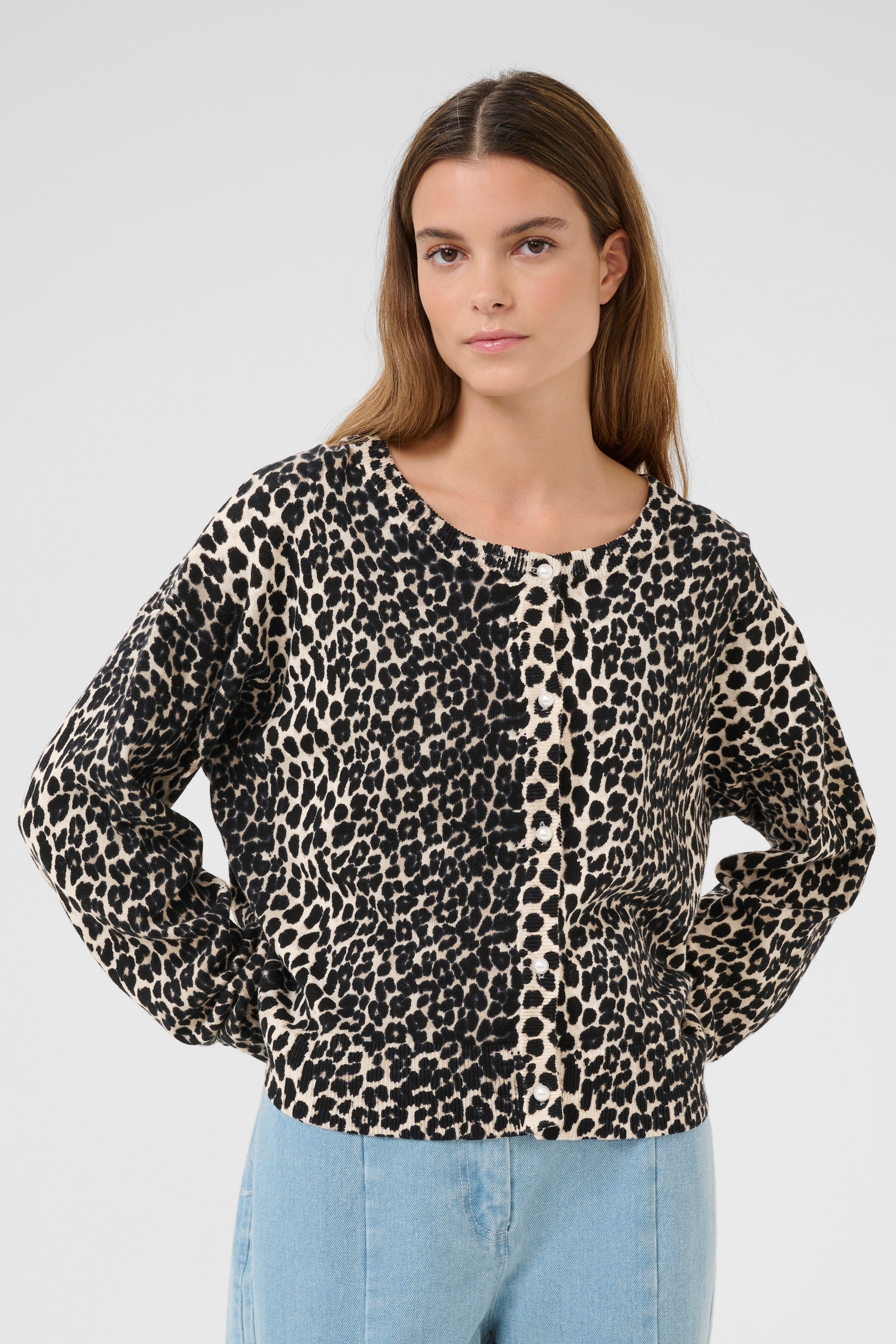 KBUriela Leopard cardigan LOOKBOOK FRONT 10105435-107427