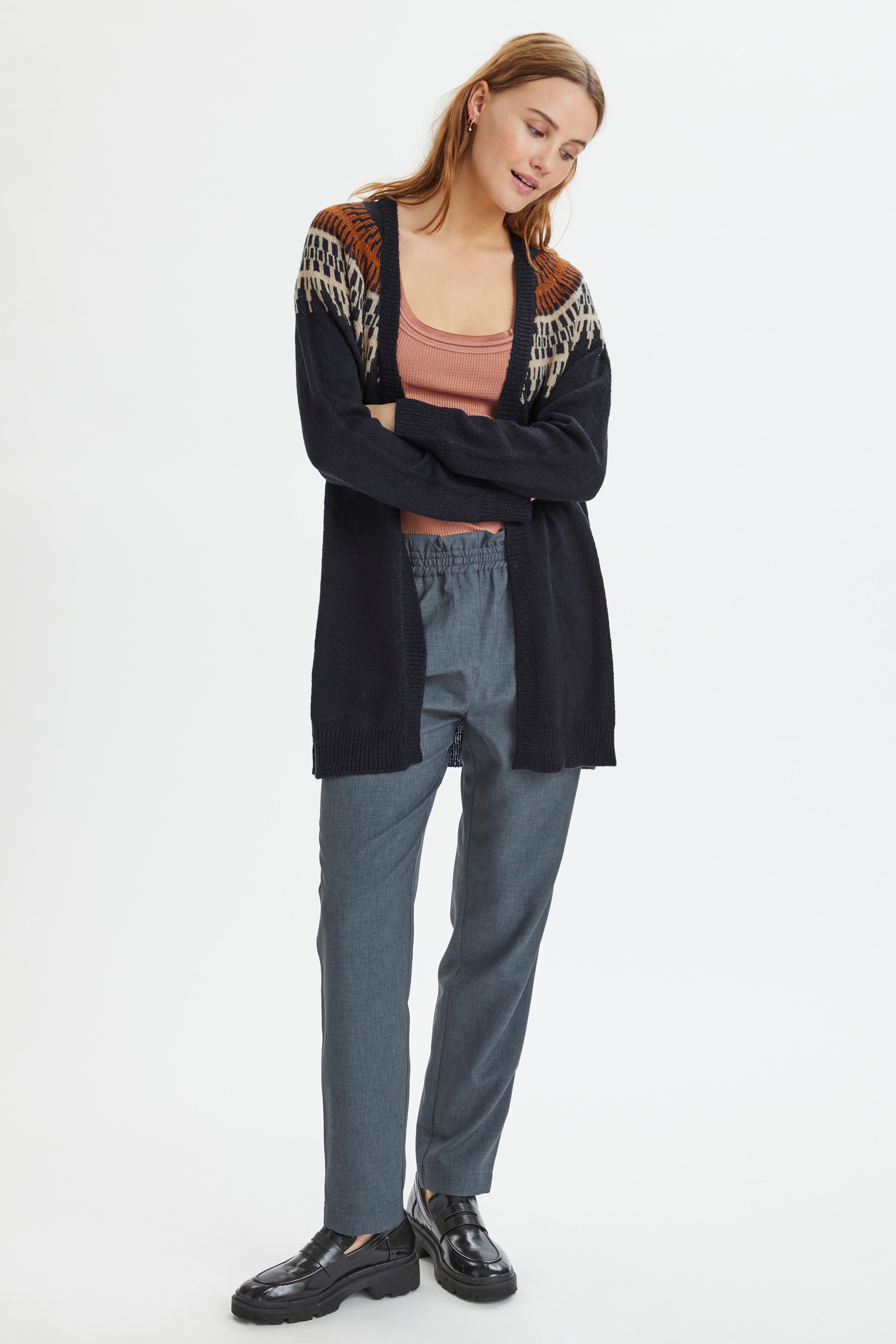 IrosaSZ Cardigan

 LOOKBOOK FRONT 30511458-193713