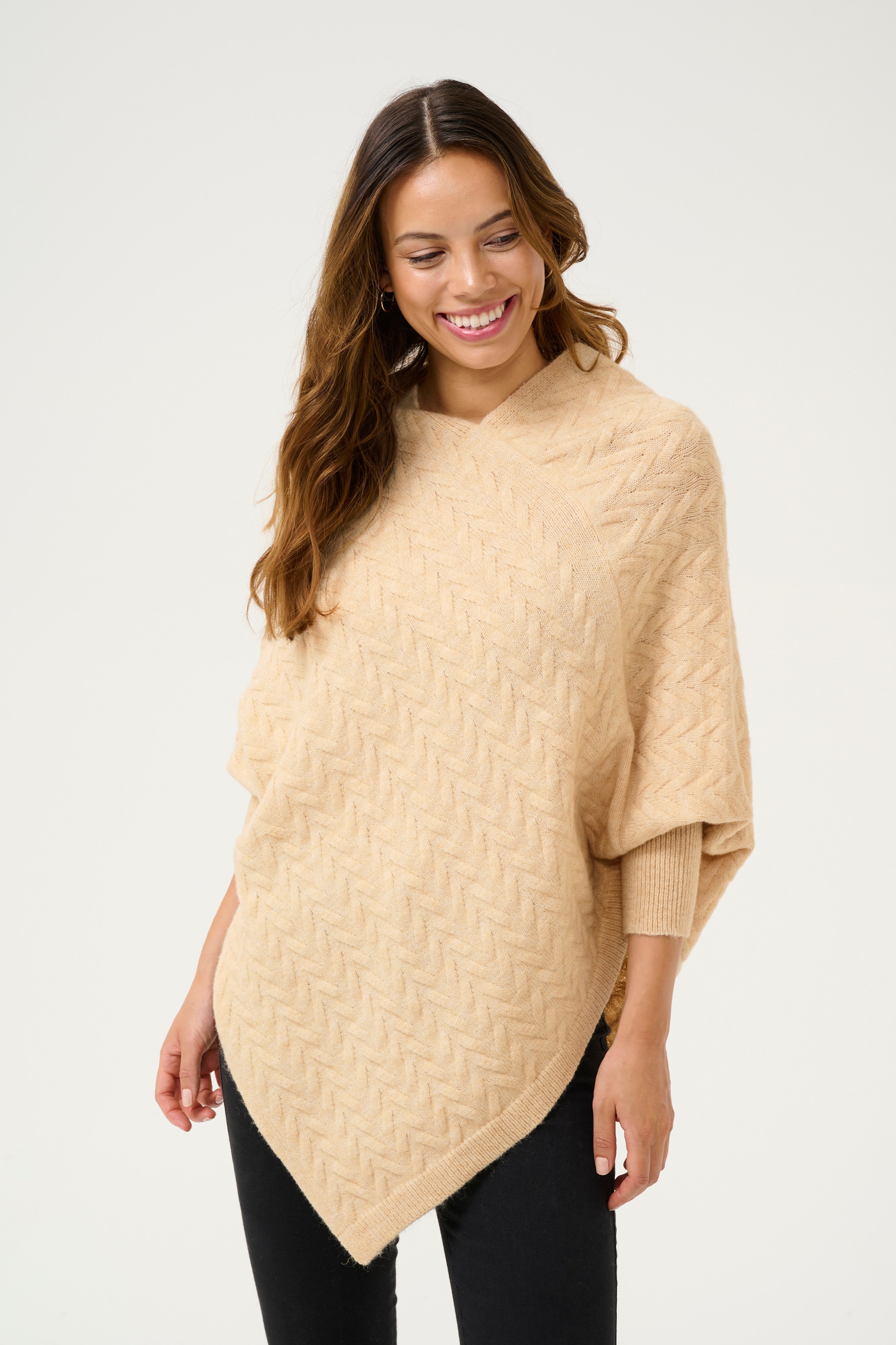 KAvinnie Poncho LOOKBOOK FRONT 10509861-1311061