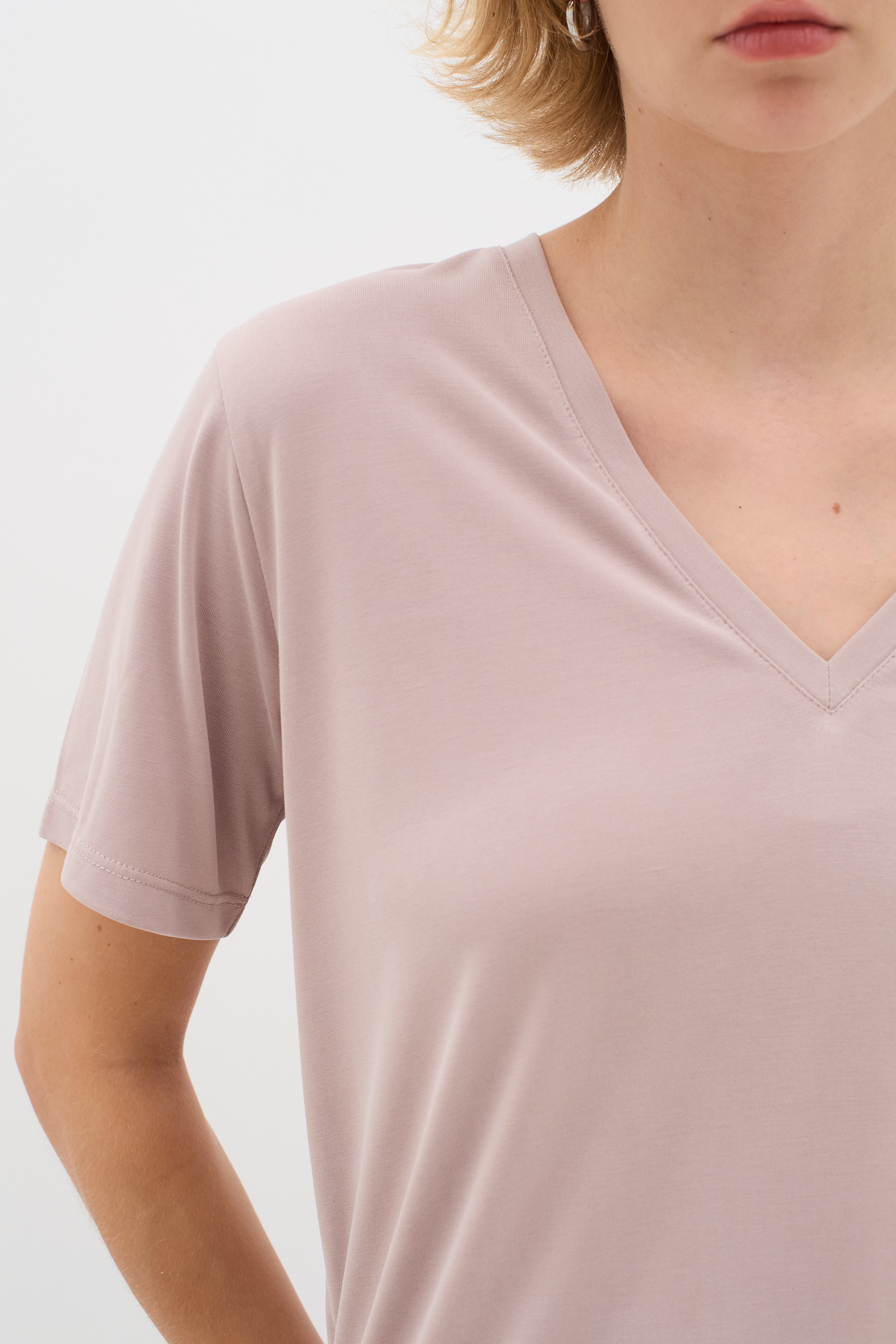 LilianaIW Base V-Neck T-shirt LOOKBOOK DETAIL 30109353-151506