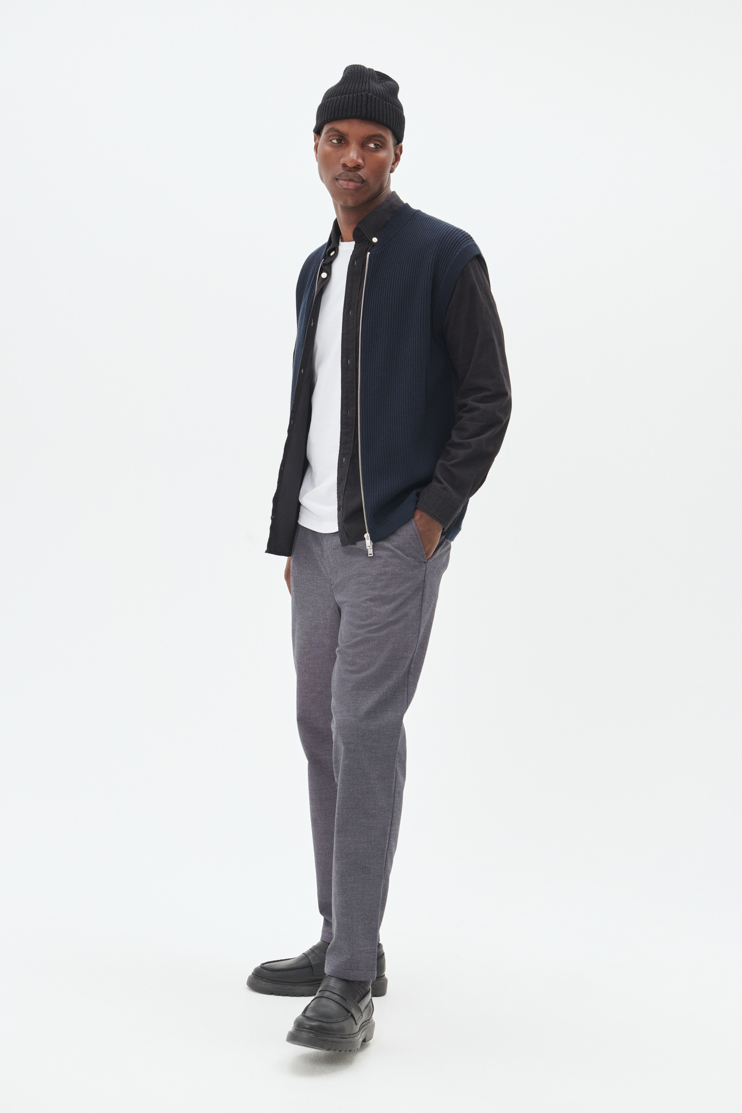 MAkian Bukser LOCATION NONE 30207662-1940111