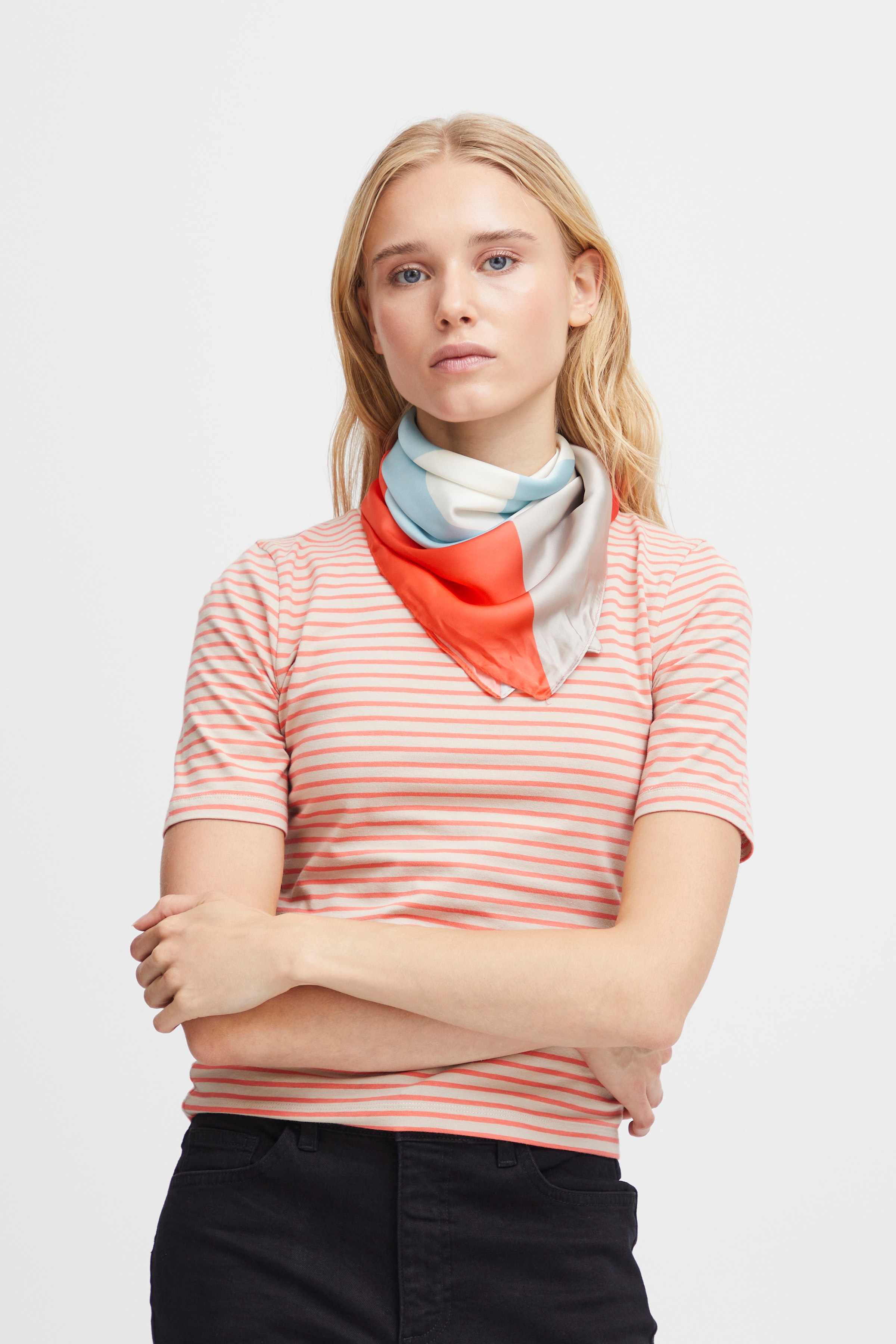 IADOVIA Skjerf LOOKBOOK FRONT 20120538-171656