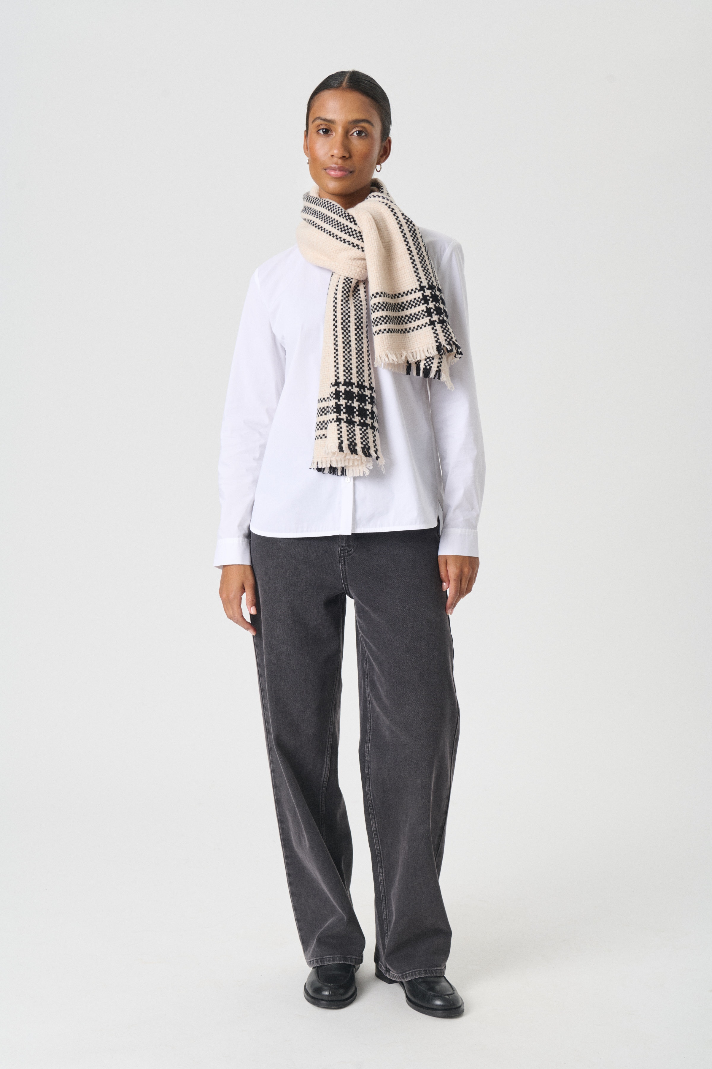 VanyaPW Scarf LOOKBOOK FRONT 30310254-304485