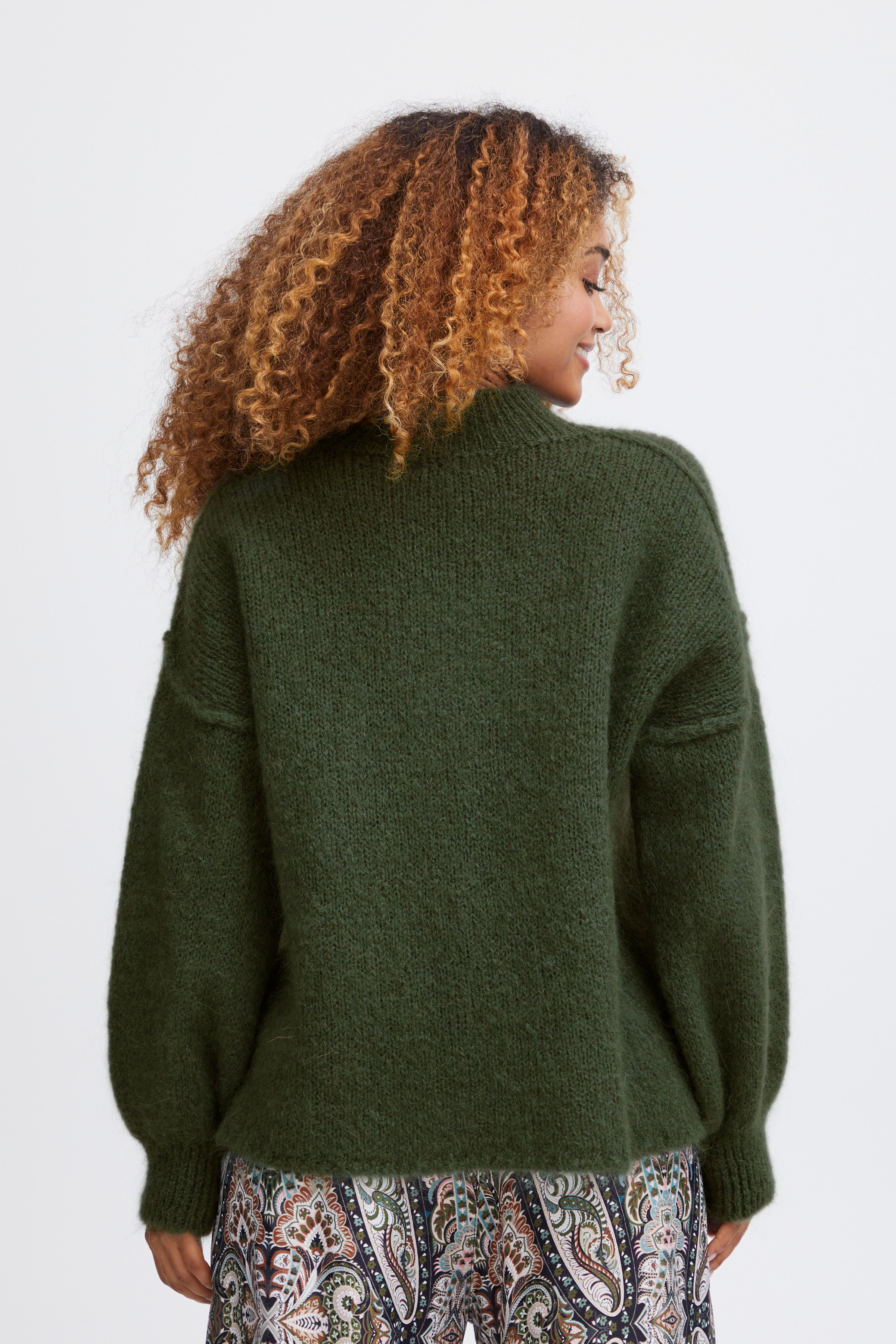 SBCARIN Pullover LOOKBOOK BACK 22100427-190312