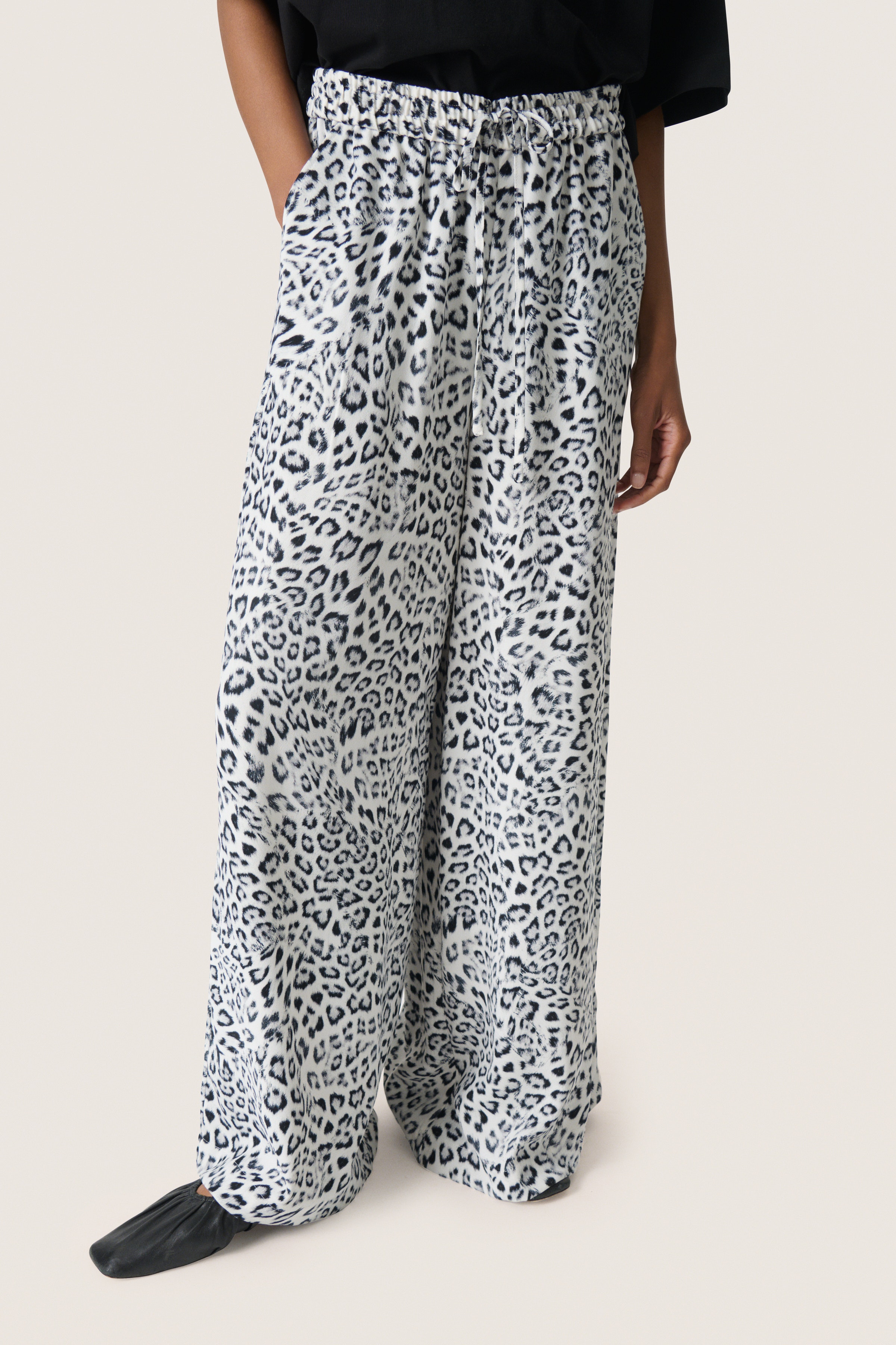 SLShirley Hose LOOKBOOK FRONT 30408449-304331
