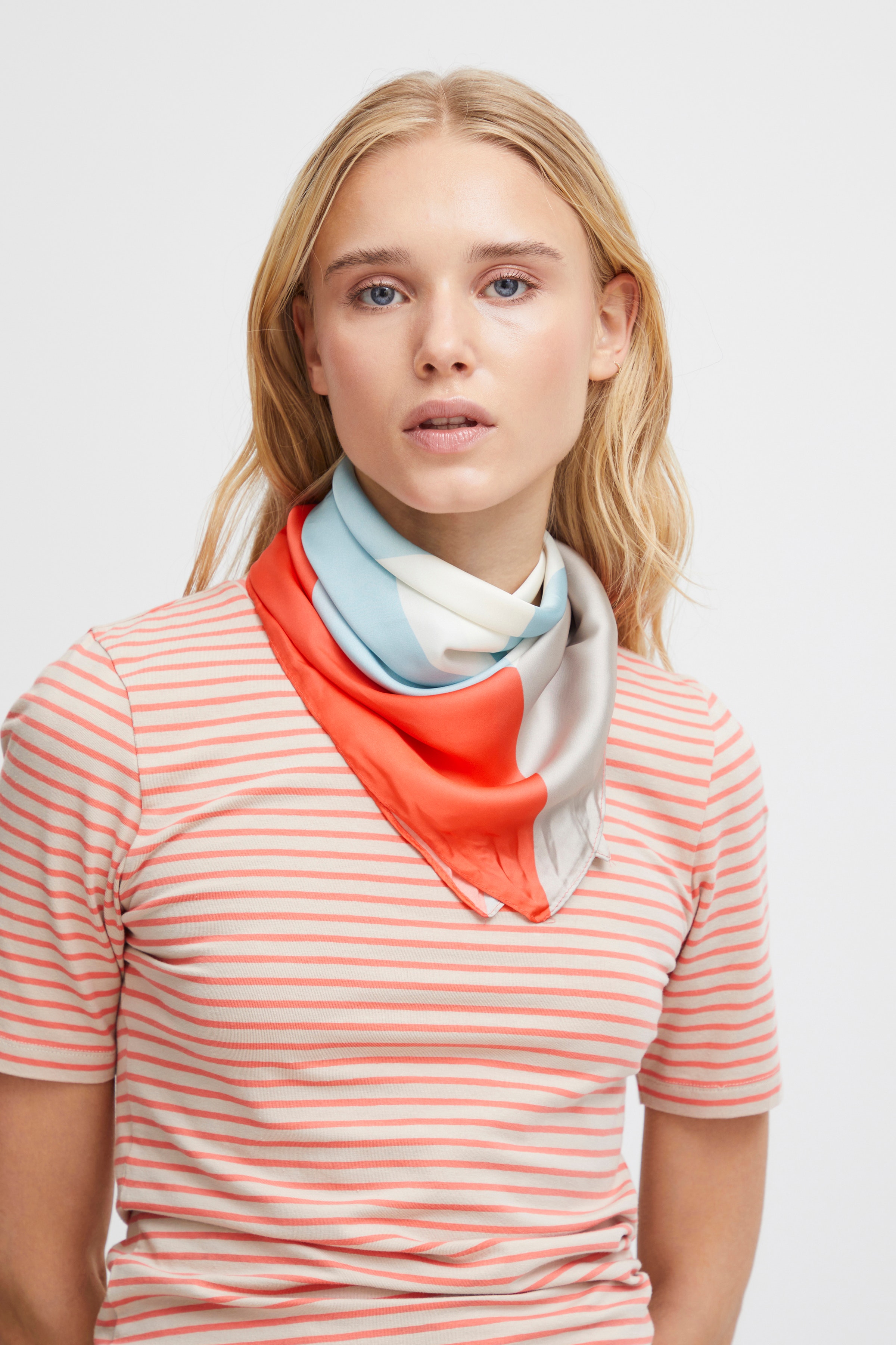 IADOVIA Skjerf LOOKBOOK FRONT 20120538-171656