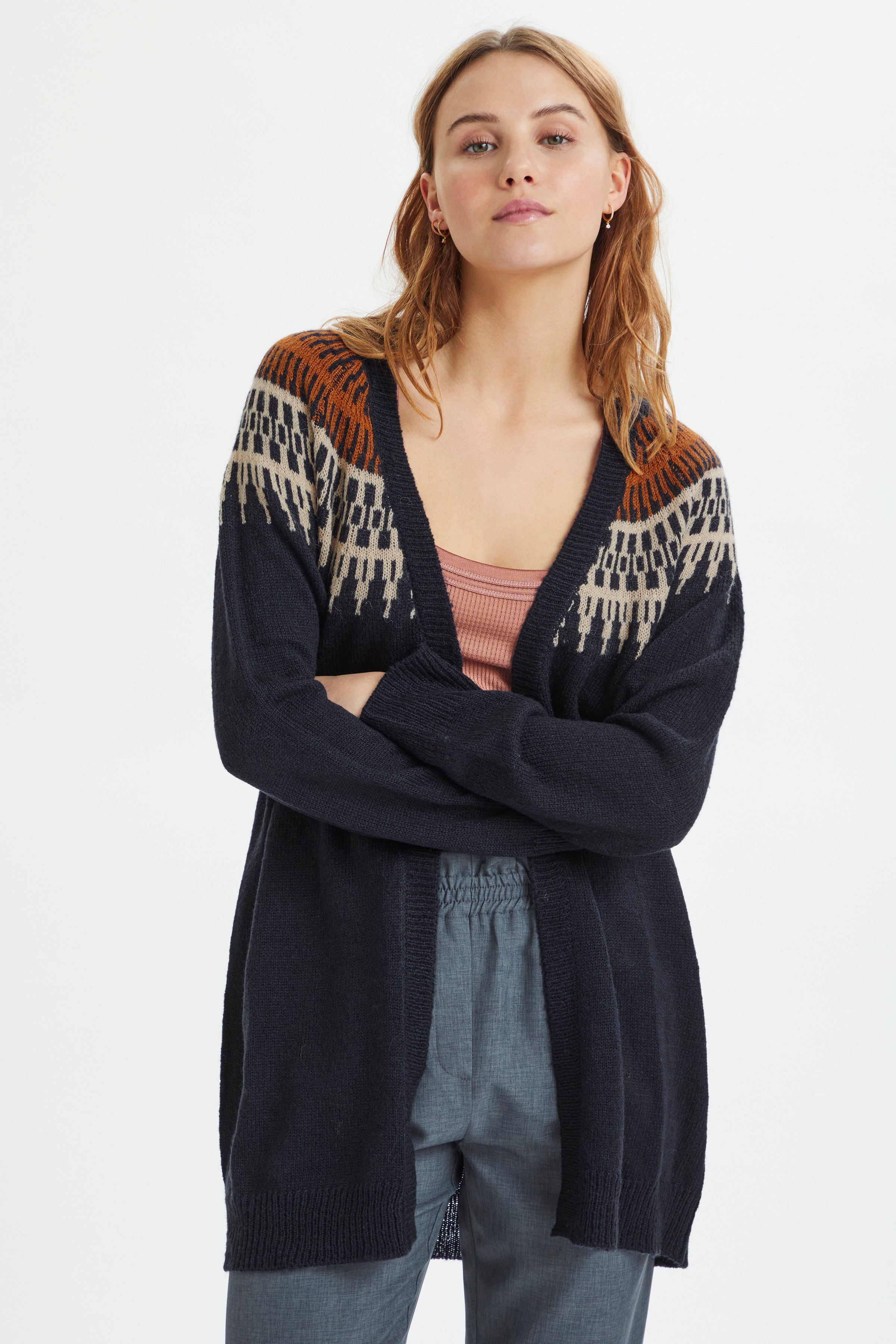 IrosaSZ Cardigan

 LOOKBOOK FRONT 30511458-193713