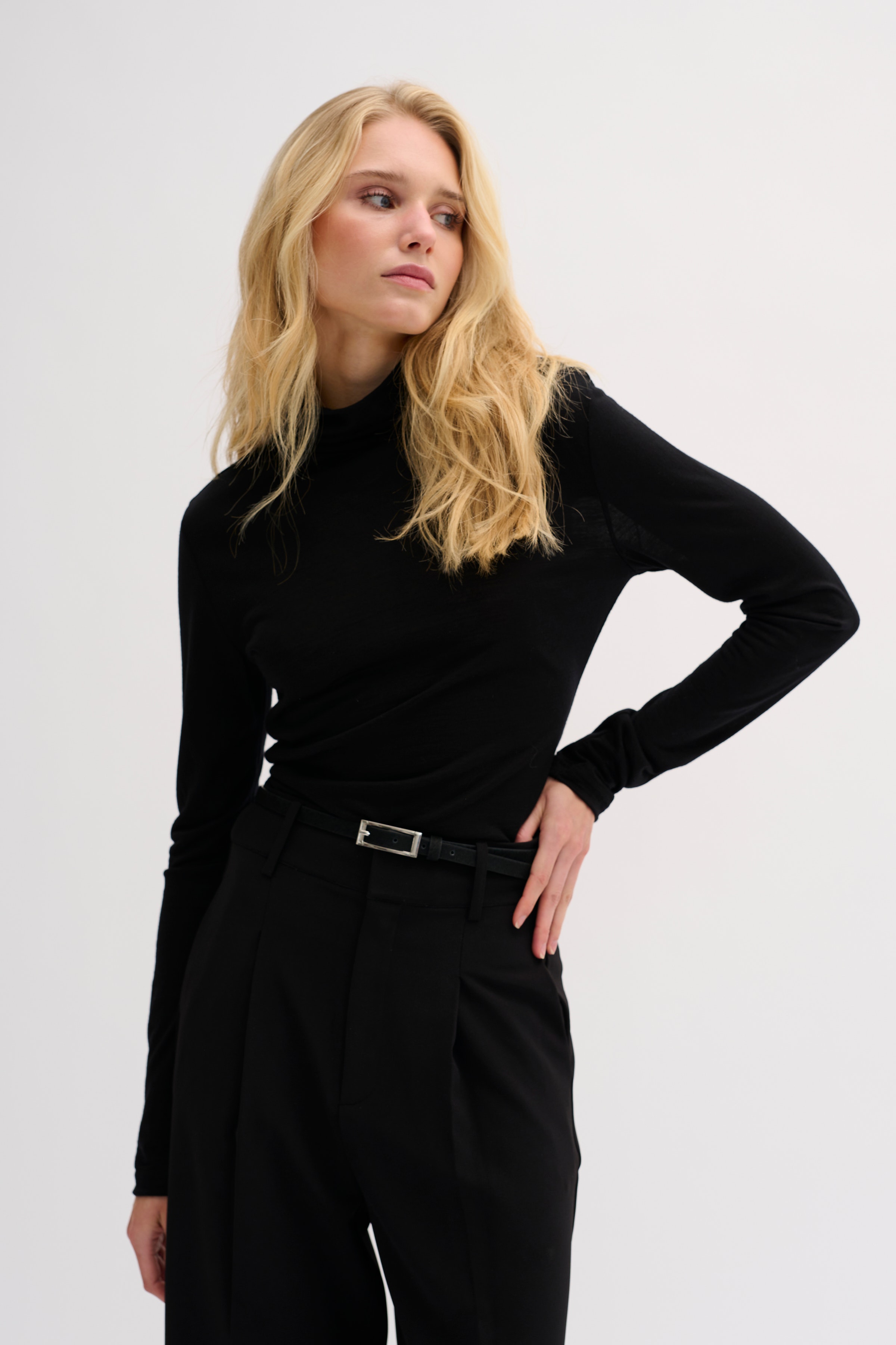 01 THE ROLLNECK LOOKBOOK FRONT 10703584-100031