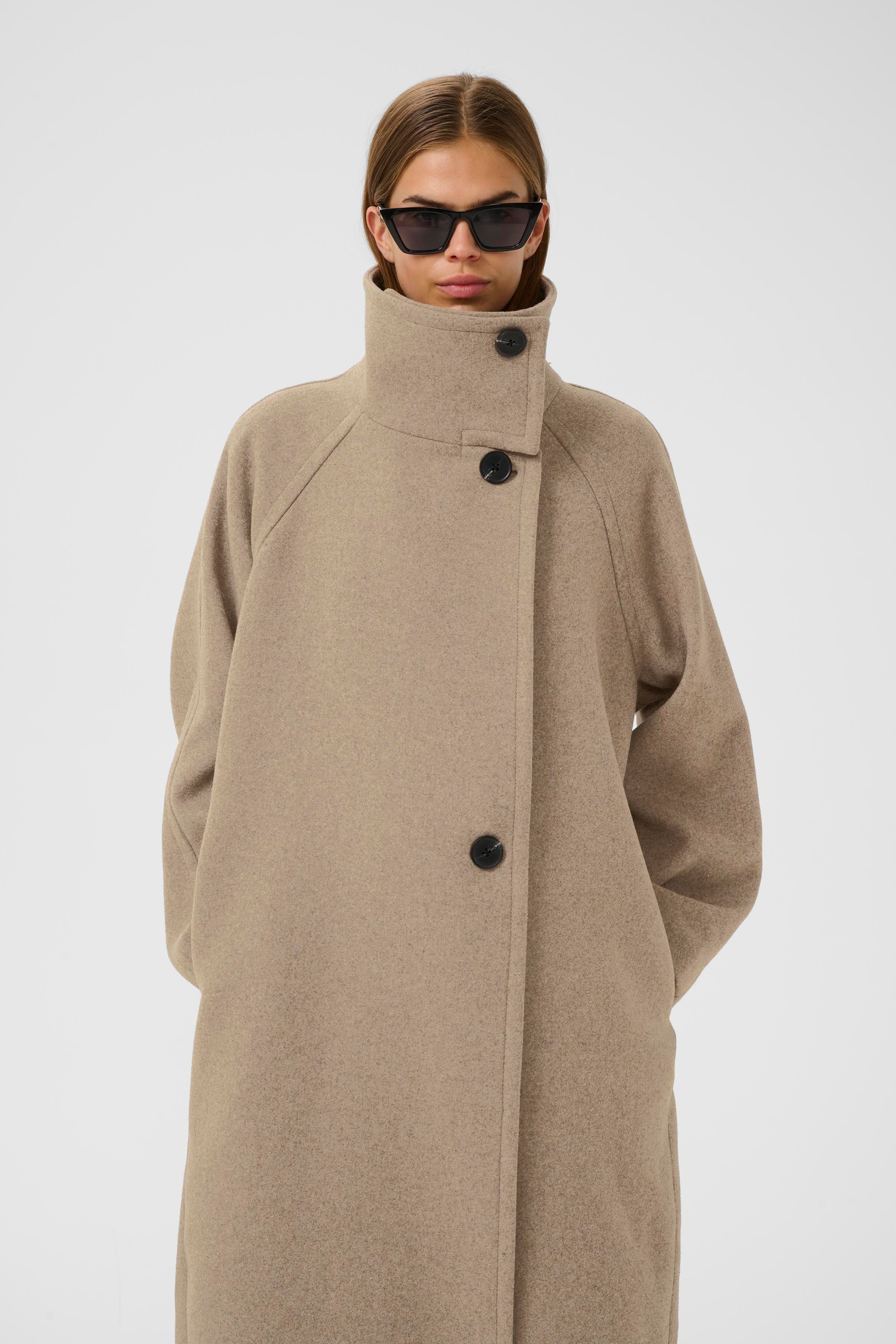ThoraIW Collar Mantel LOOKBOOK FRONT 30111083-1813041