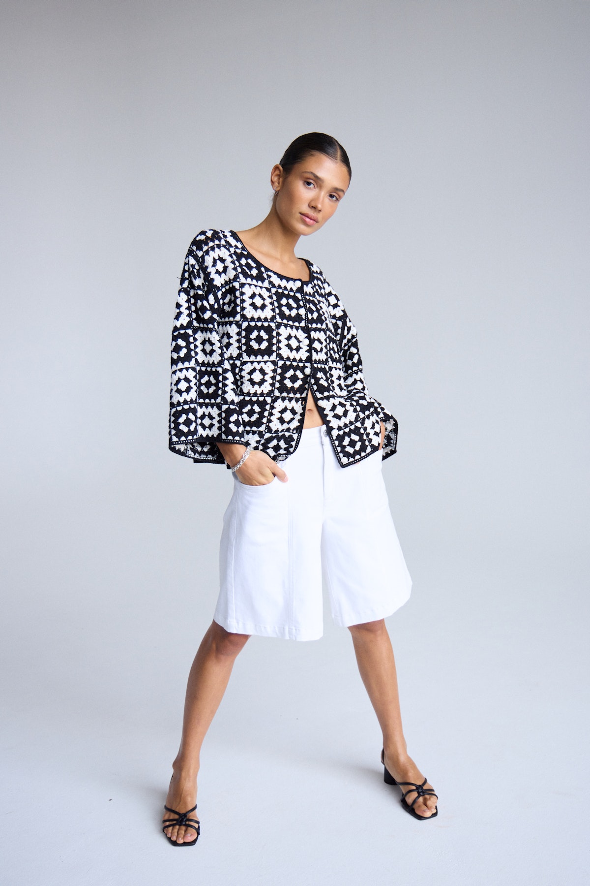 アイレネ　Eyelet High Gauge Cardigan IHBANDIE Cardigan in birch with black colour | ICHI