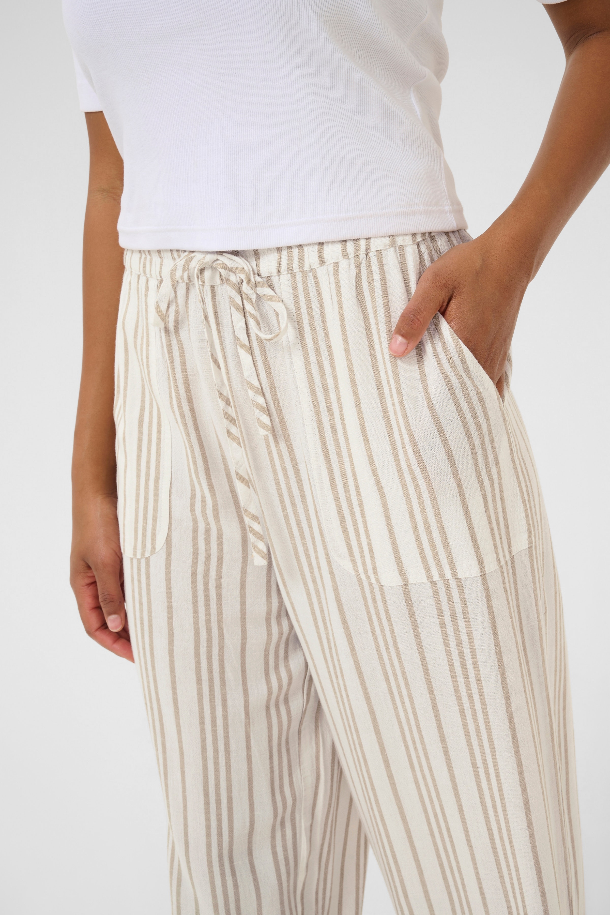 KAmilia Linen trousers LOOKBOOK DETAIL 10508314-107125