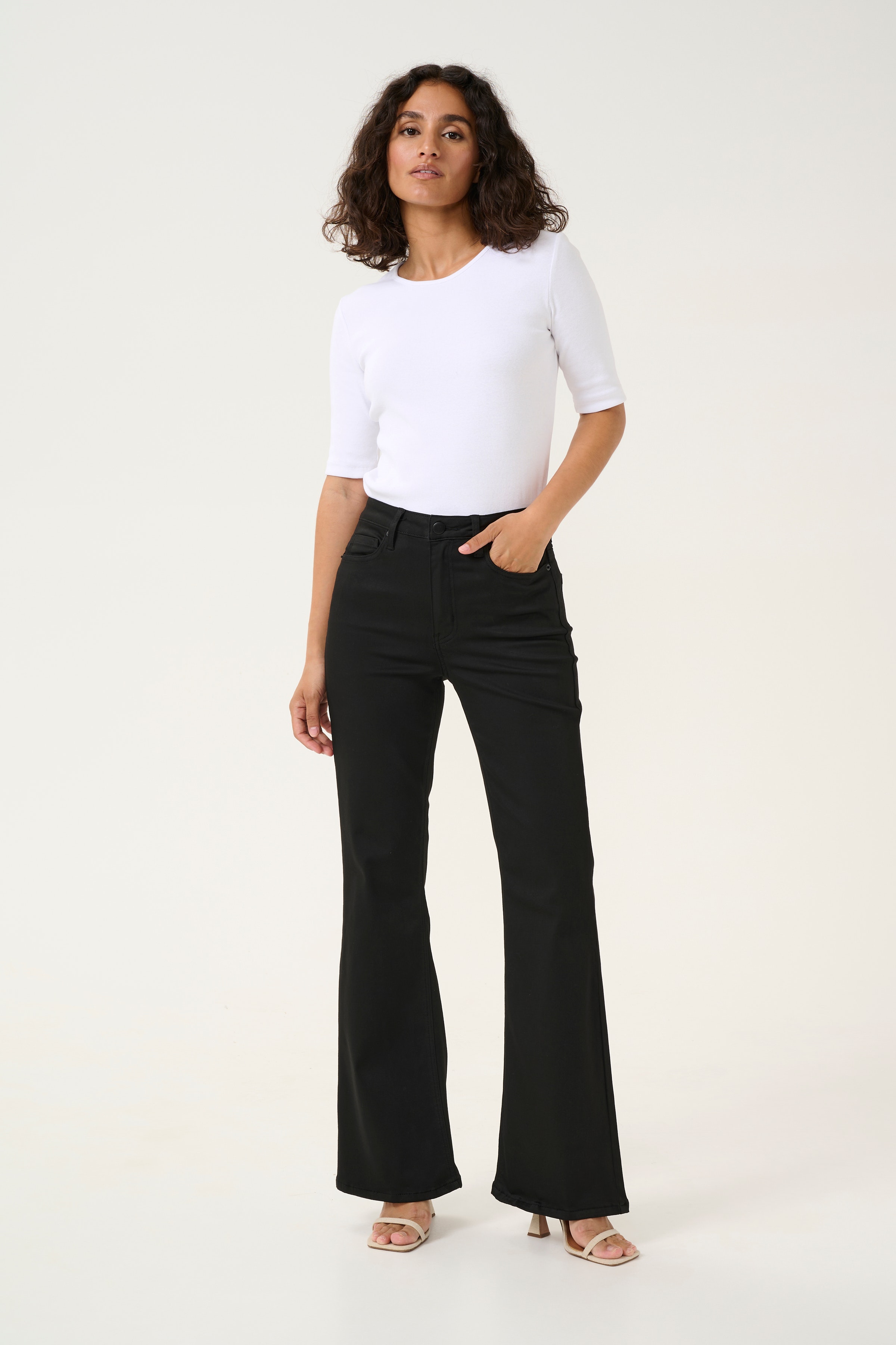 KAdima Flared Jeans LOOKBOOK FRONT 10509432-100121