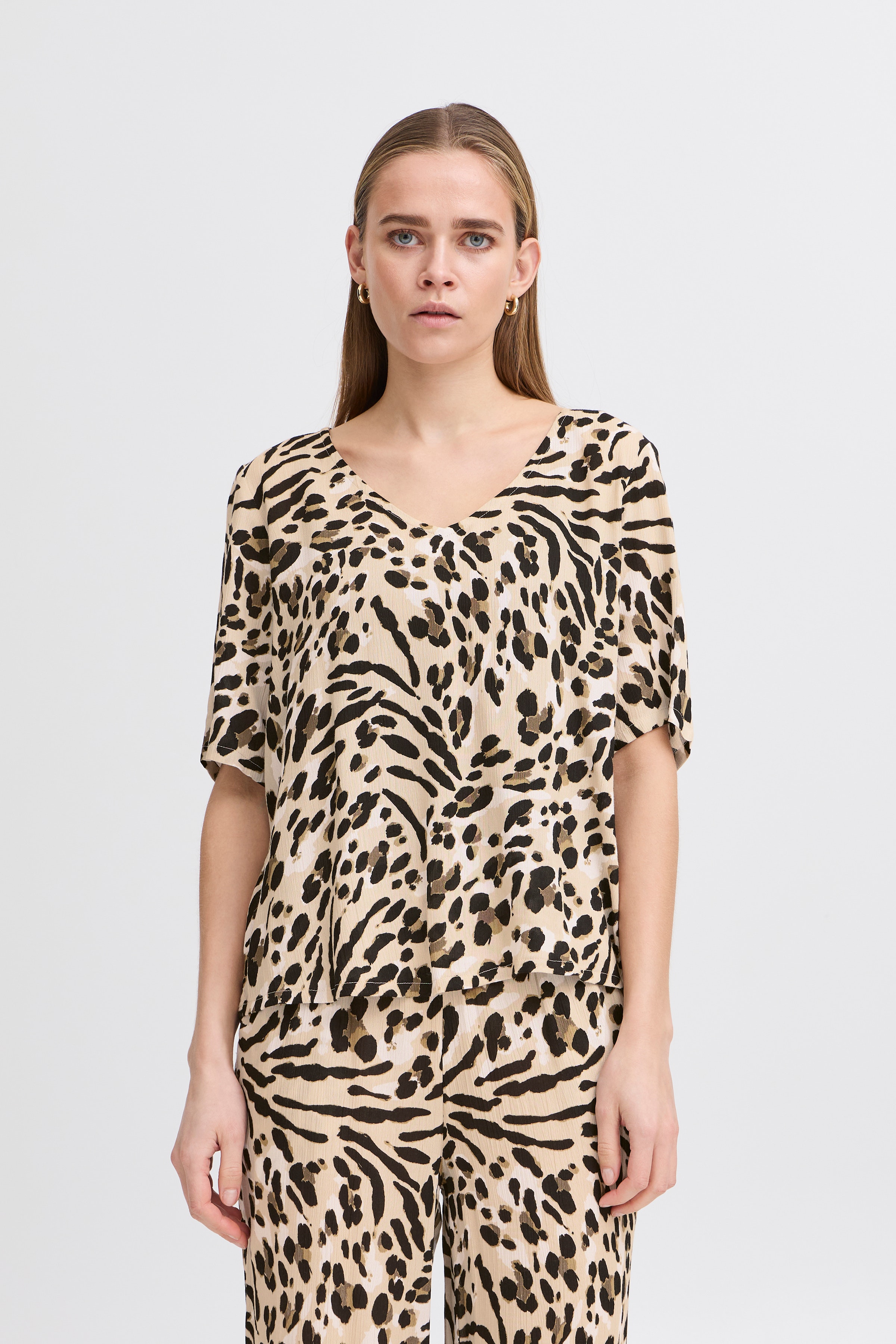 Kortermet bluse LOOKBOOK FRONT 20122972-204480